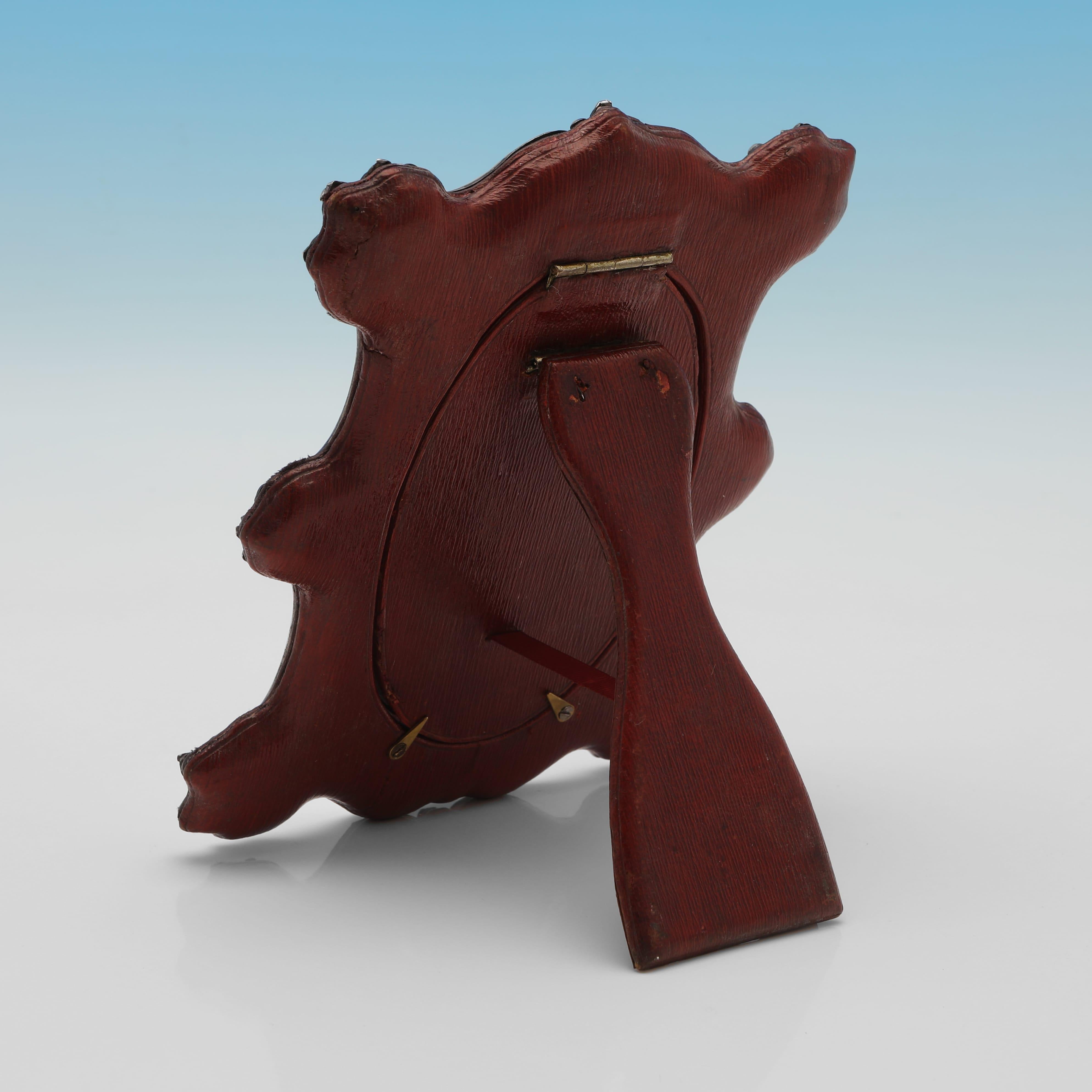 Dieser attraktive viktorianische Fotorahmen aus antikem Sterlingsilber wurde 1900 in Chester von Colen Cheshire gestempelt. Er hat eine ovale Öffnung, eine Lederrückseite und einen kunstvoll verzierten und geformten Rand. Der Fotorahmen ist 17,5 cm