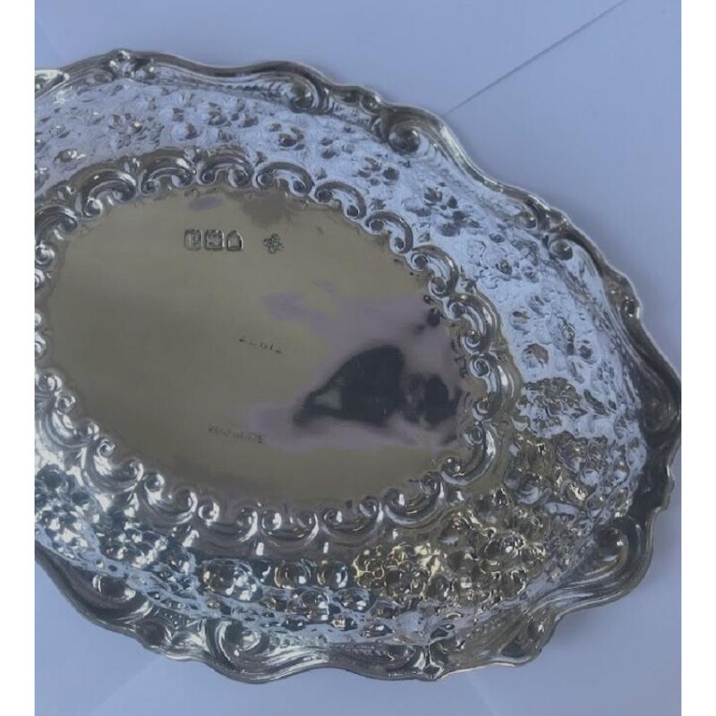 Victorian Sterling Silver Repoussé Dish Made by Horace Woodward & Co Ltd, 1899 In Good Condition For Sale In London, GB