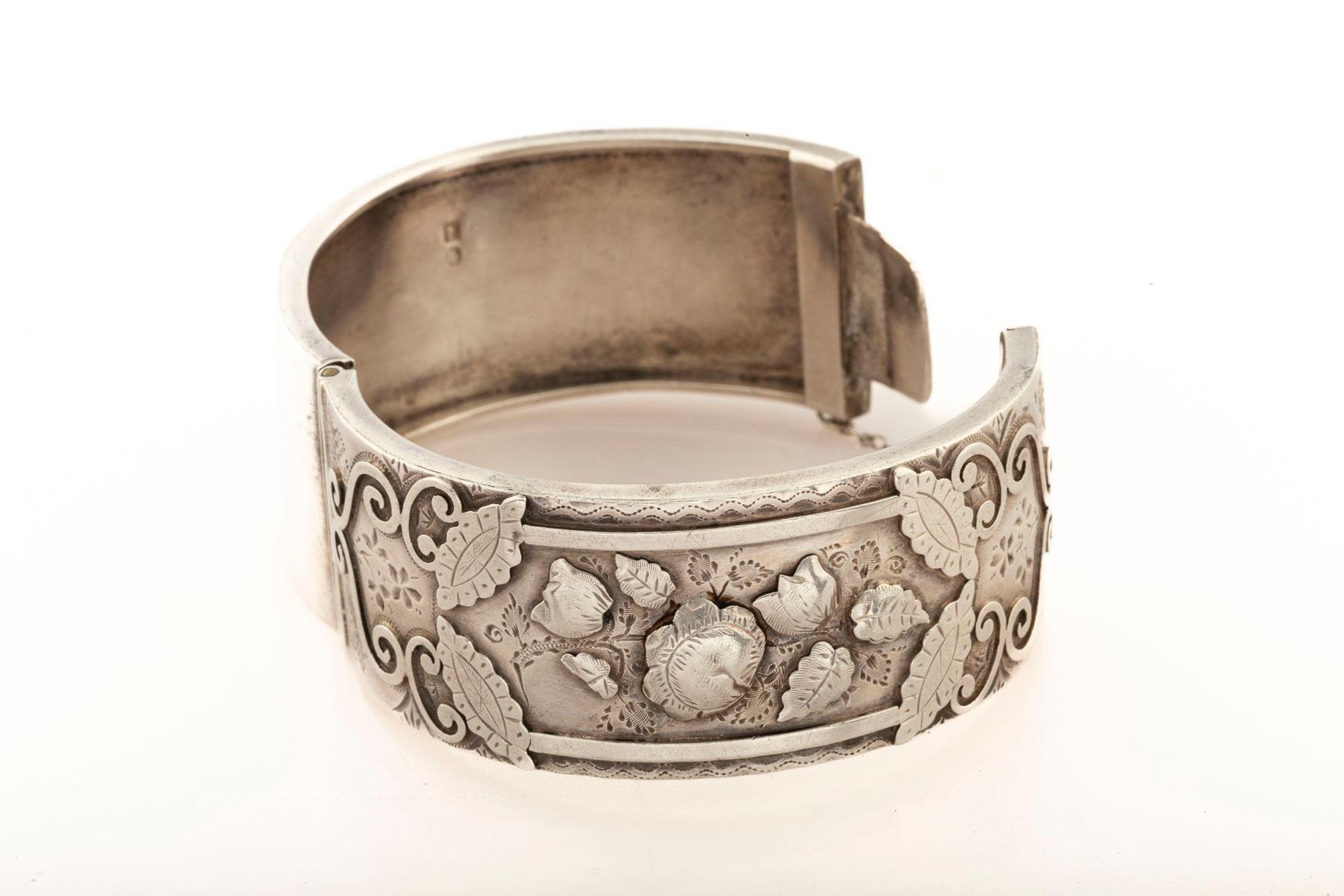 Victorian Sterling Silver Repousse Floral Cuff Bracelet In Good Condition For Sale In Stamford, CT
