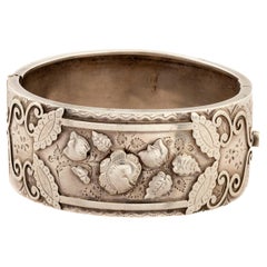 Brazalete victoriano de plata de ley con repujado floral