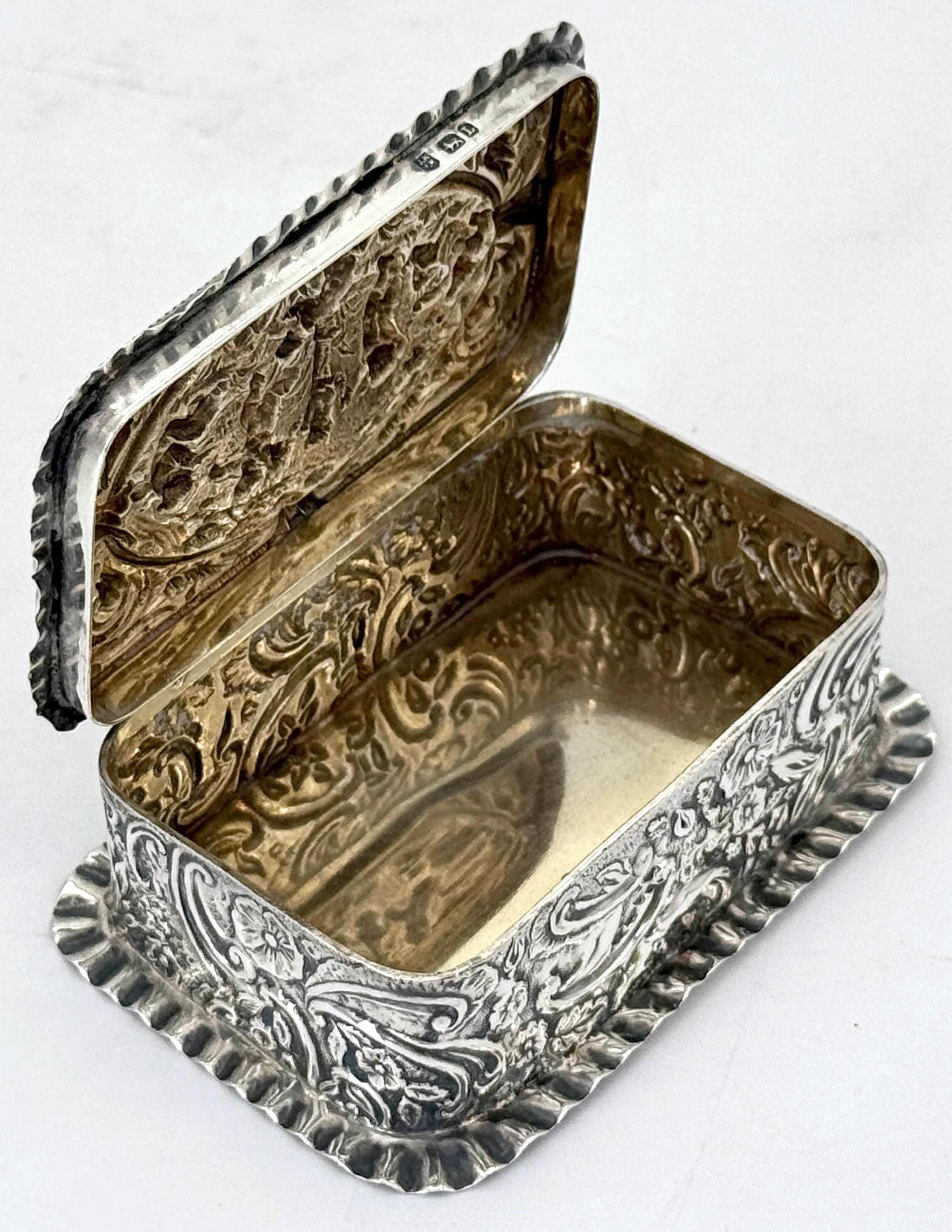 Caja de baratijas victoriana de plata esterlina repoussé Escena de jardín Putti, Londres, 1886 en venta 2