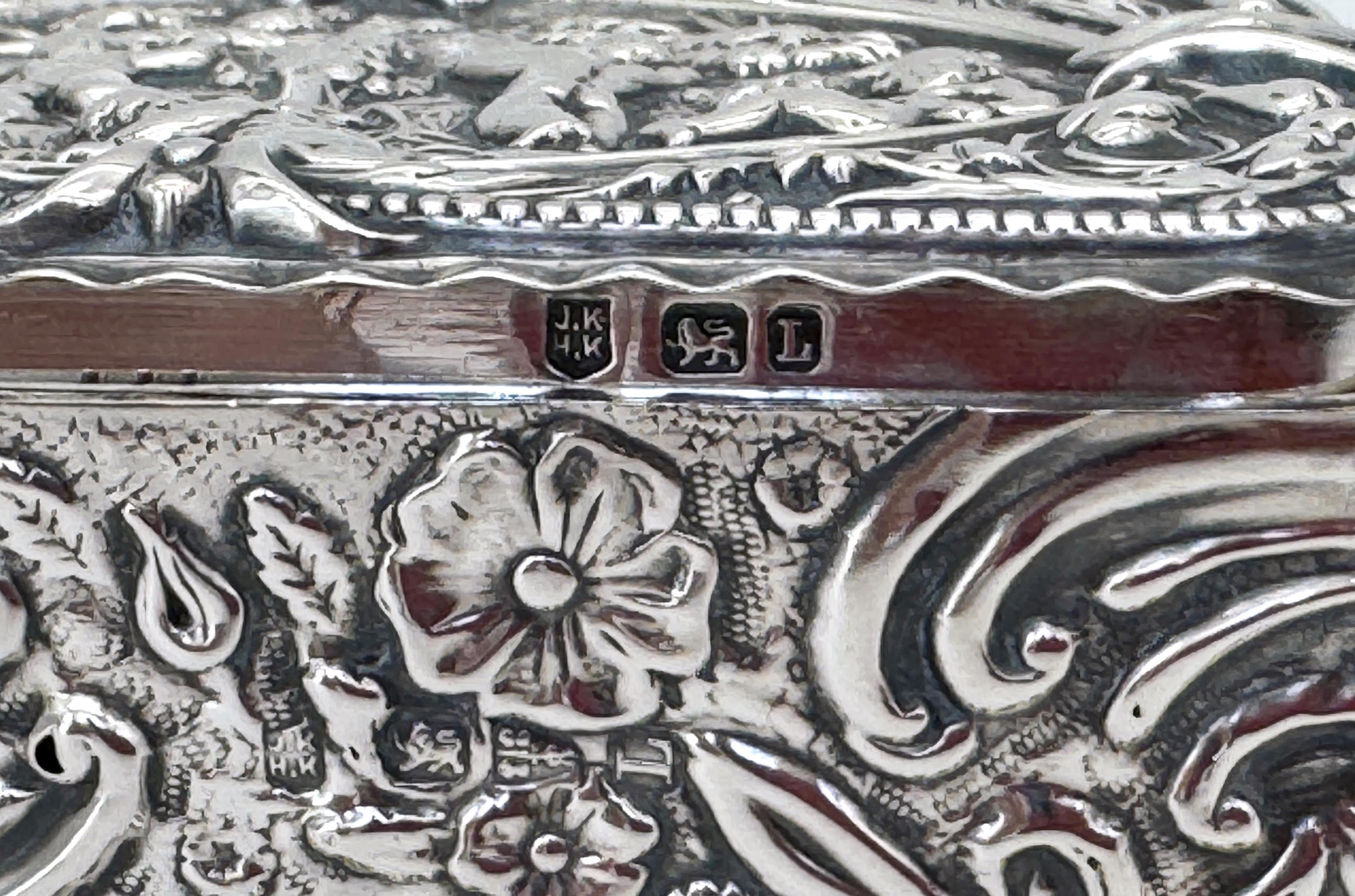 Caja de baratijas victoriana de plata esterlina repoussé Escena de jardín Putti, Londres, 1886 en venta 3