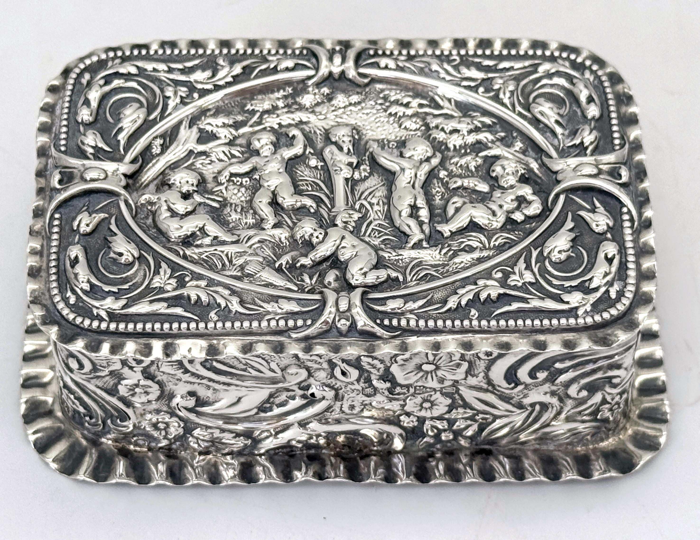 Caja de baratijas victoriana de plata esterlina repoussé Escena de jardín Putti, Londres, 1886 en venta 4