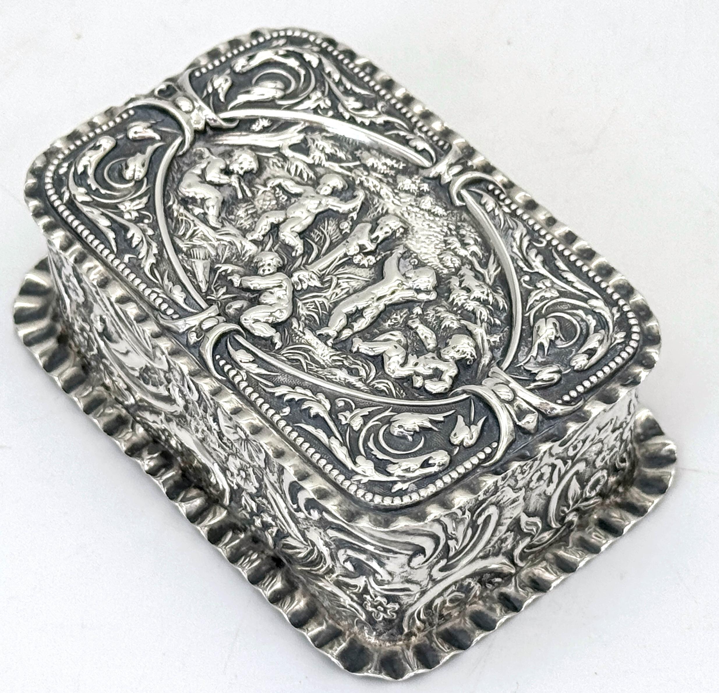 Caja de baratijas victoriana de plata esterlina repoussé Escena de jardín Putti, Londres, 1886 en venta 5