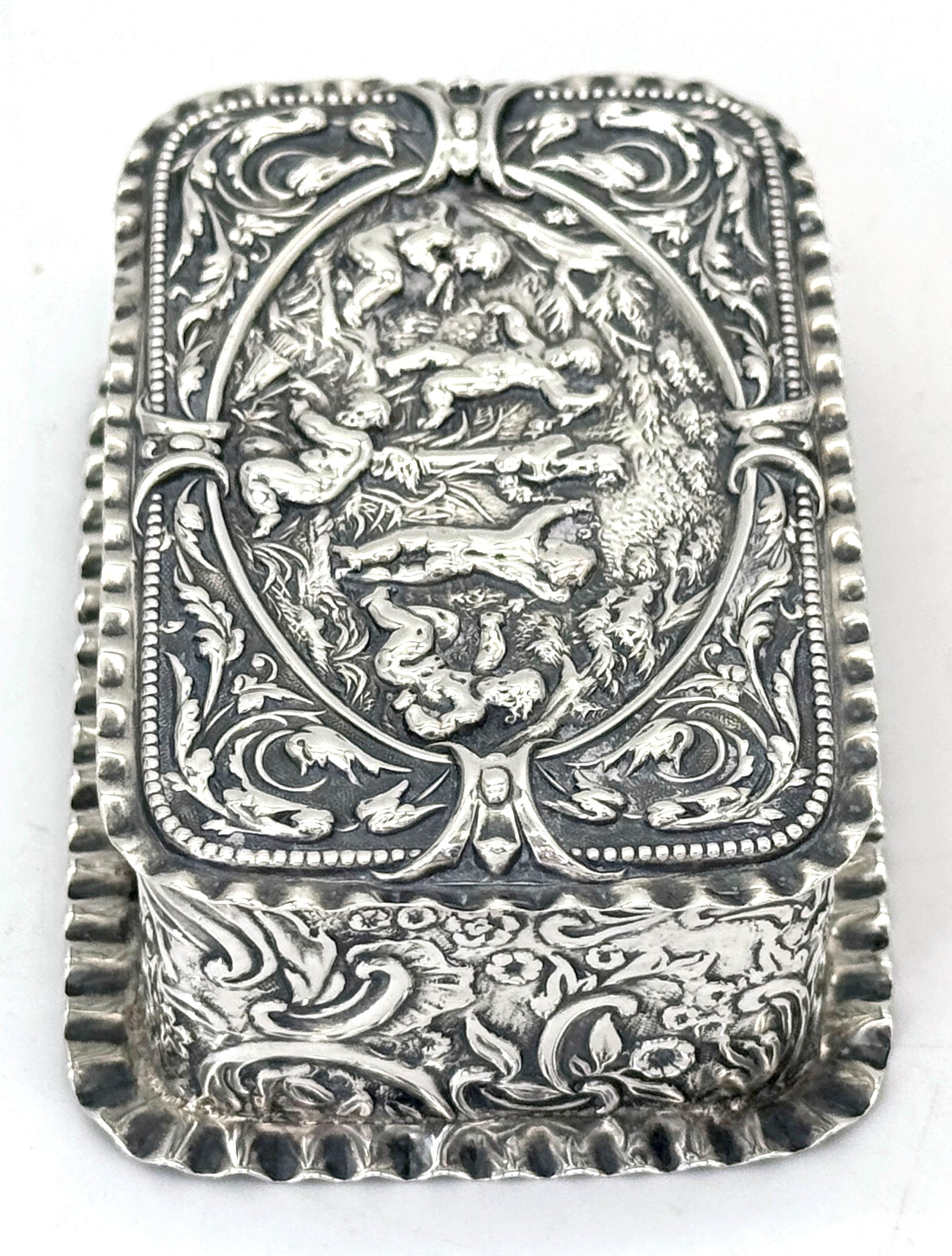 Caja de baratijas victoriana de plata esterlina repoussé Escena de jardín Putti, Londres, 1886 en venta 6