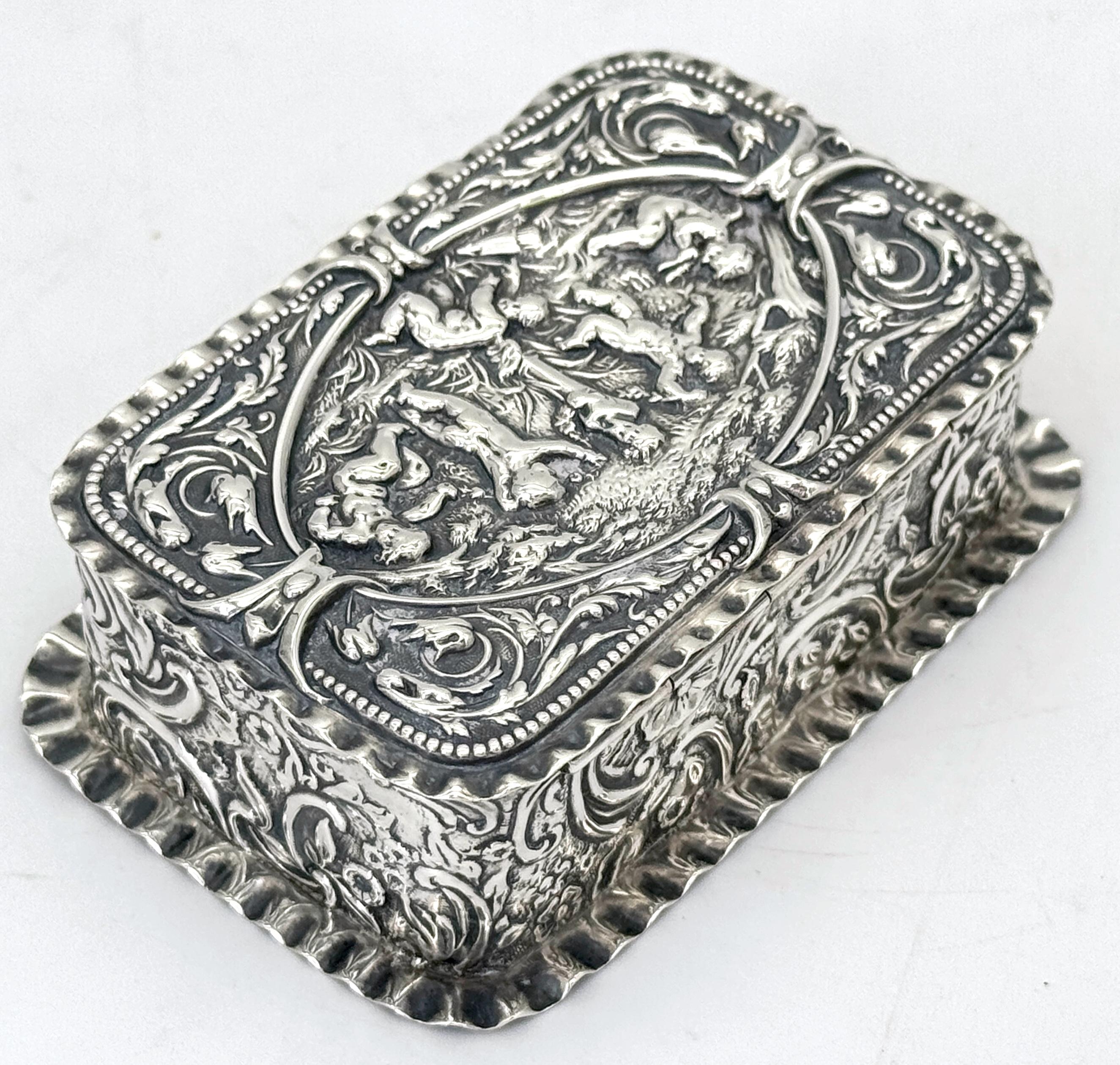 Caja de baratijas victoriana de plata esterlina repoussé Escena de jardín Putti, Londres, 1886 en venta 7