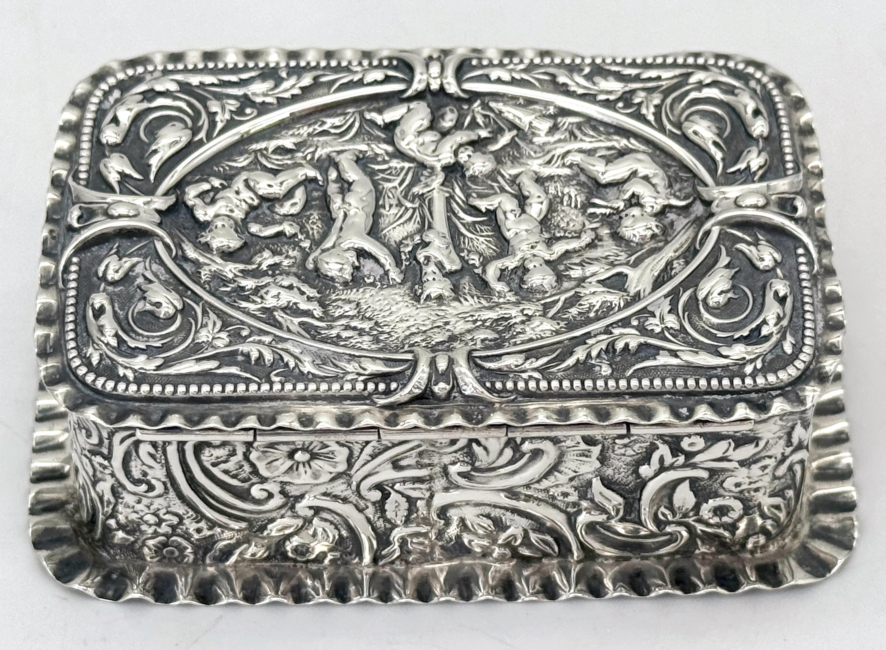 Caja de baratijas victoriana de plata esterlina repoussé Escena de jardín Putti, Londres, 1886 en venta 8