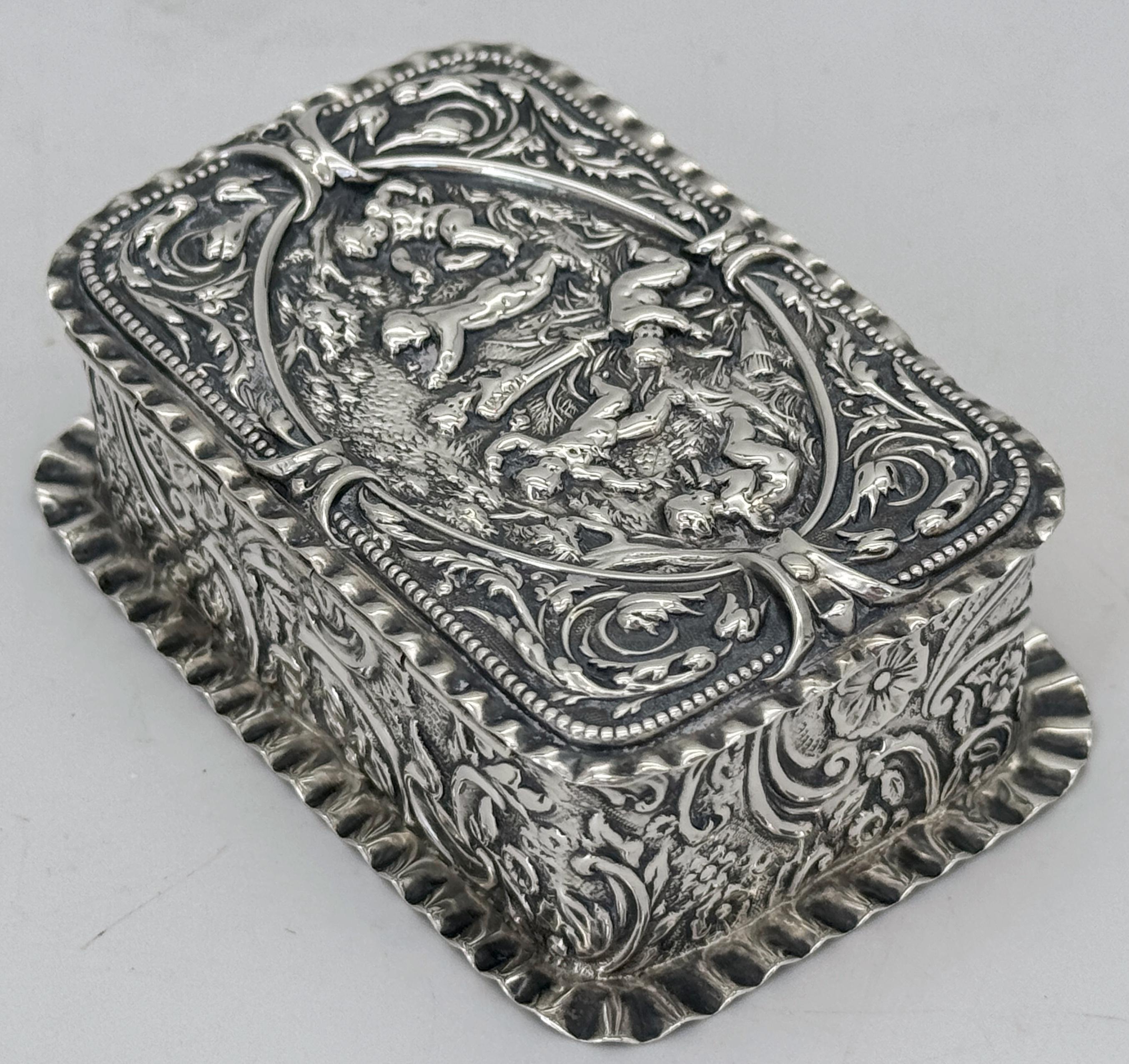 Caja de baratijas victoriana de plata esterlina repoussé Escena de jardín Putti, Londres, 1886 en venta 9