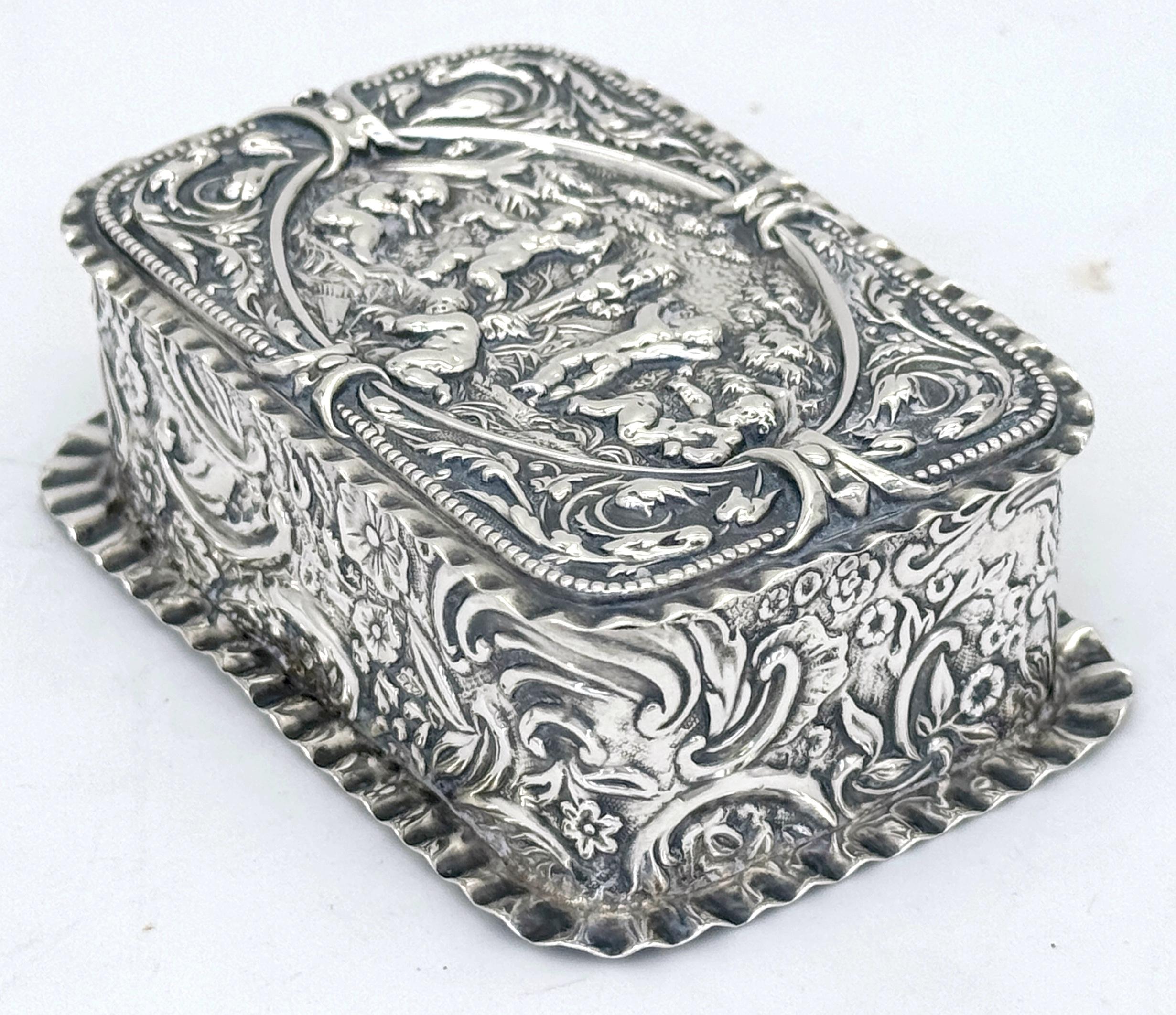 Caja de baratijas victoriana de plata esterlina repoussé Escena de jardín Putti, Londres, 1886 Alto victoriano en venta