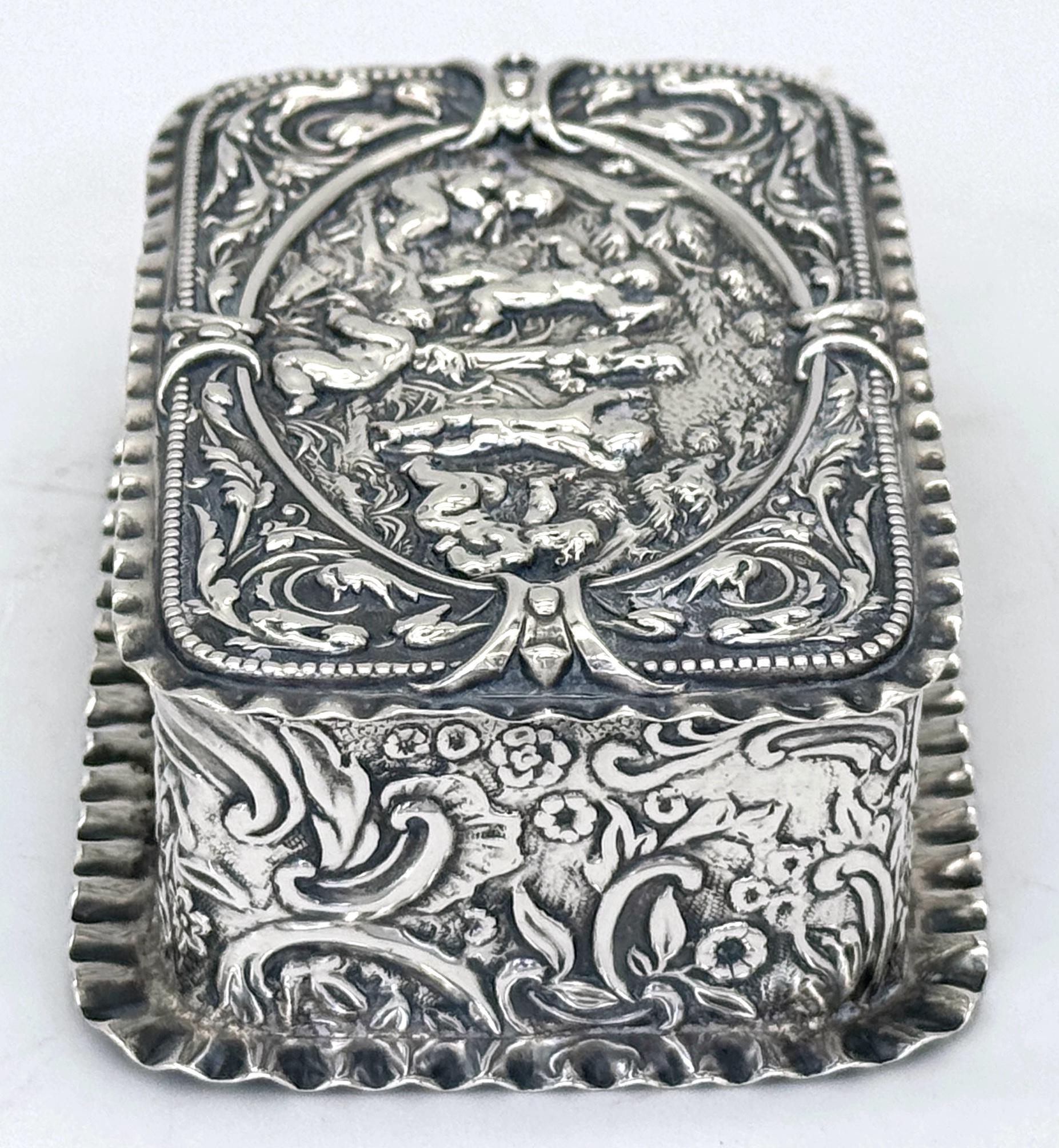 Caja de baratijas victoriana de plata esterlina repoussé Escena de jardín Putti, Londres, 1886 Estadounidense en venta