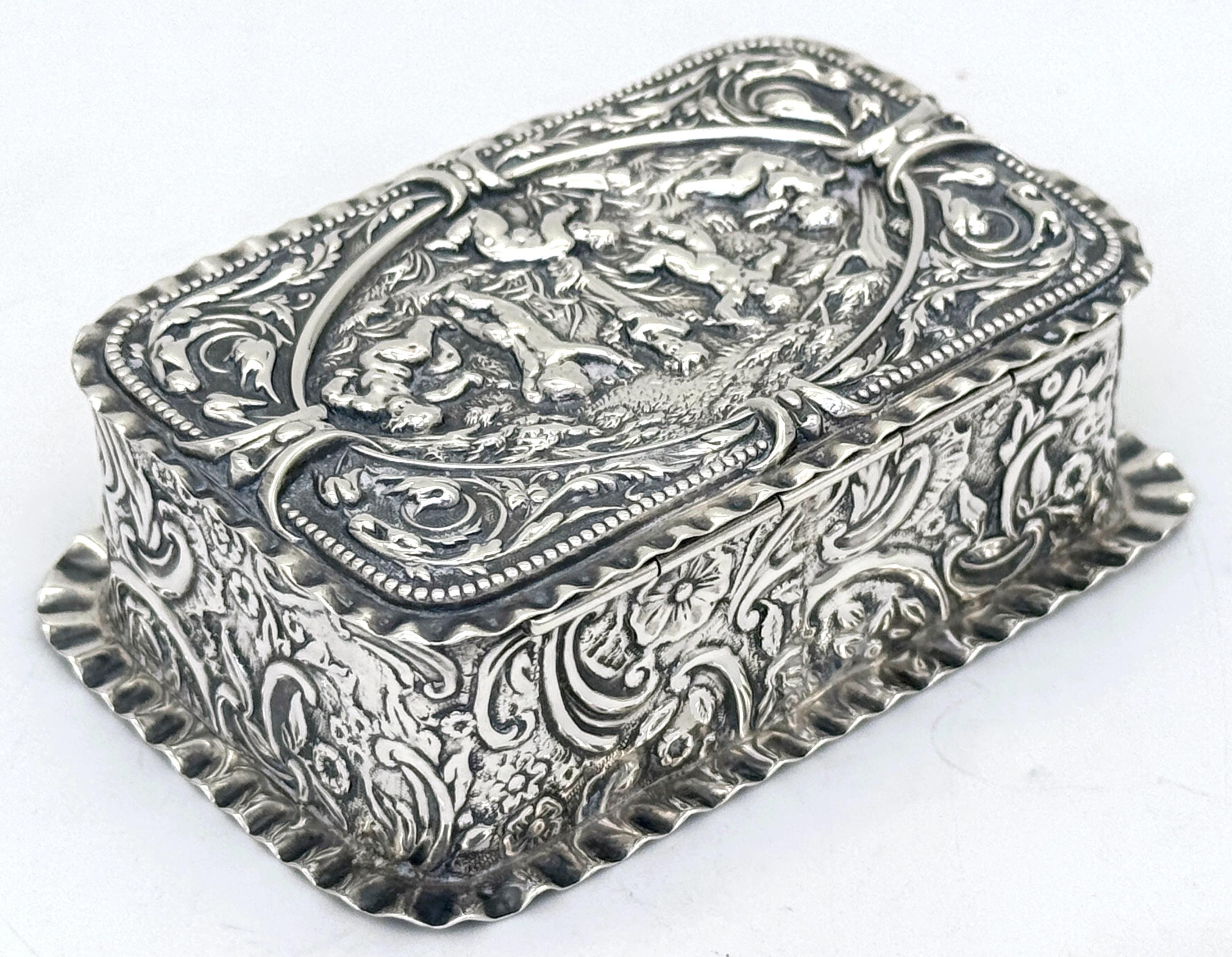 Caja de baratijas victoriana de plata esterlina repoussé Escena de jardín Putti, Londres, 1886 Vaciado en venta