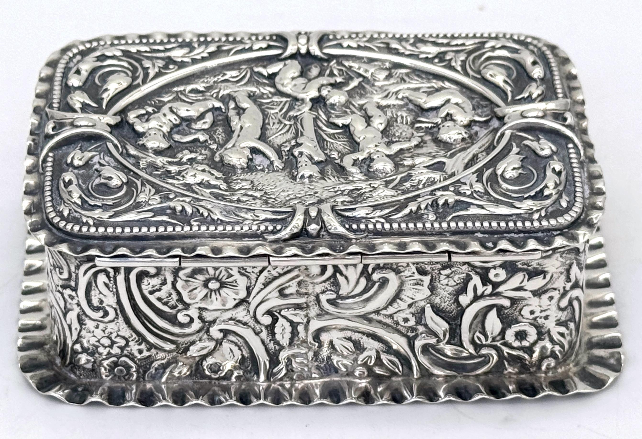 Caja de baratijas victoriana de plata esterlina repoussé Escena de jardín Putti, Londres, 1886 en Bueno estado para la venta en West Palm Beach, FL