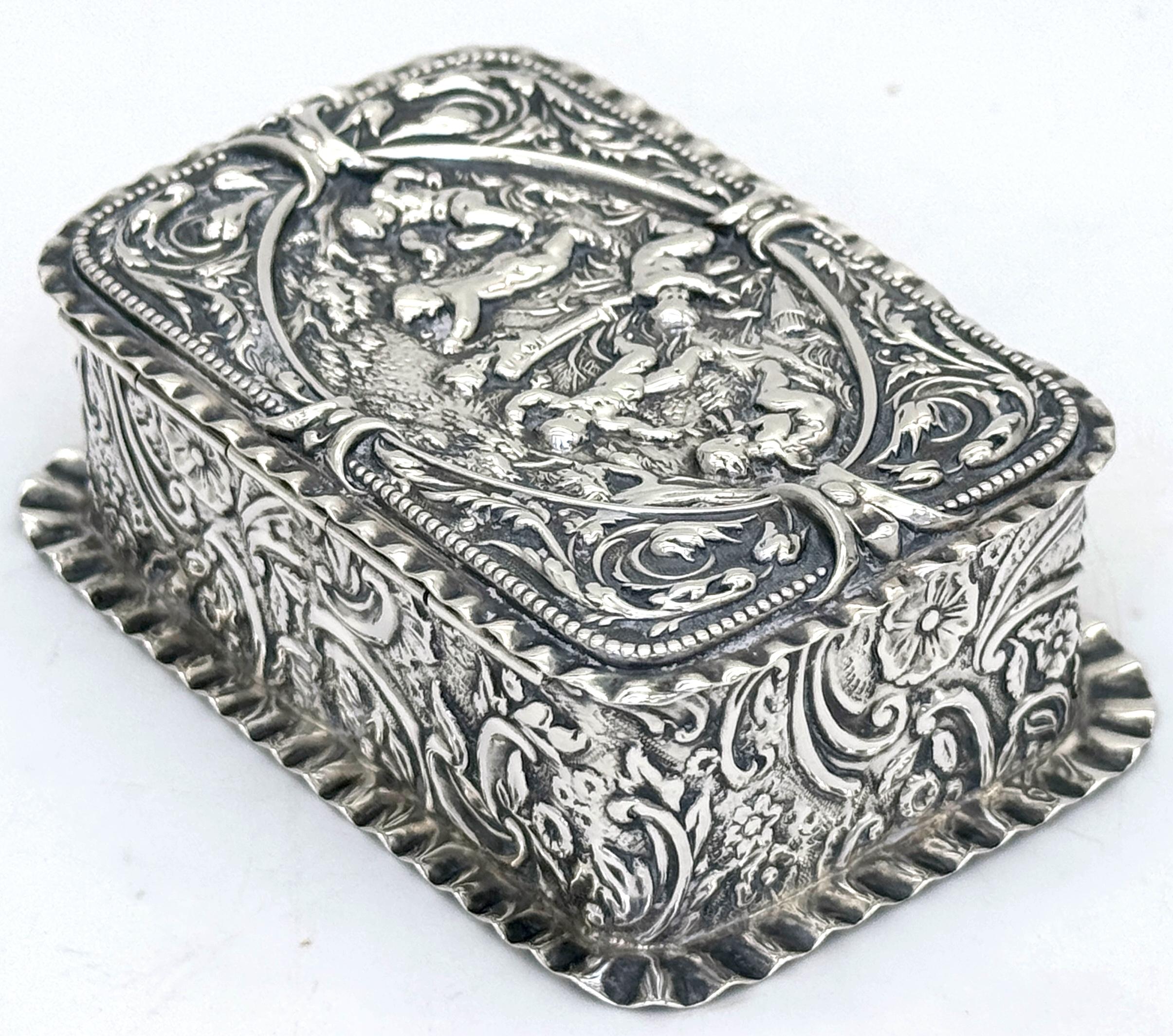 Caja de baratijas victoriana de plata esterlina repoussé Escena de jardín Putti, Londres, 1886 siglo XIX en venta