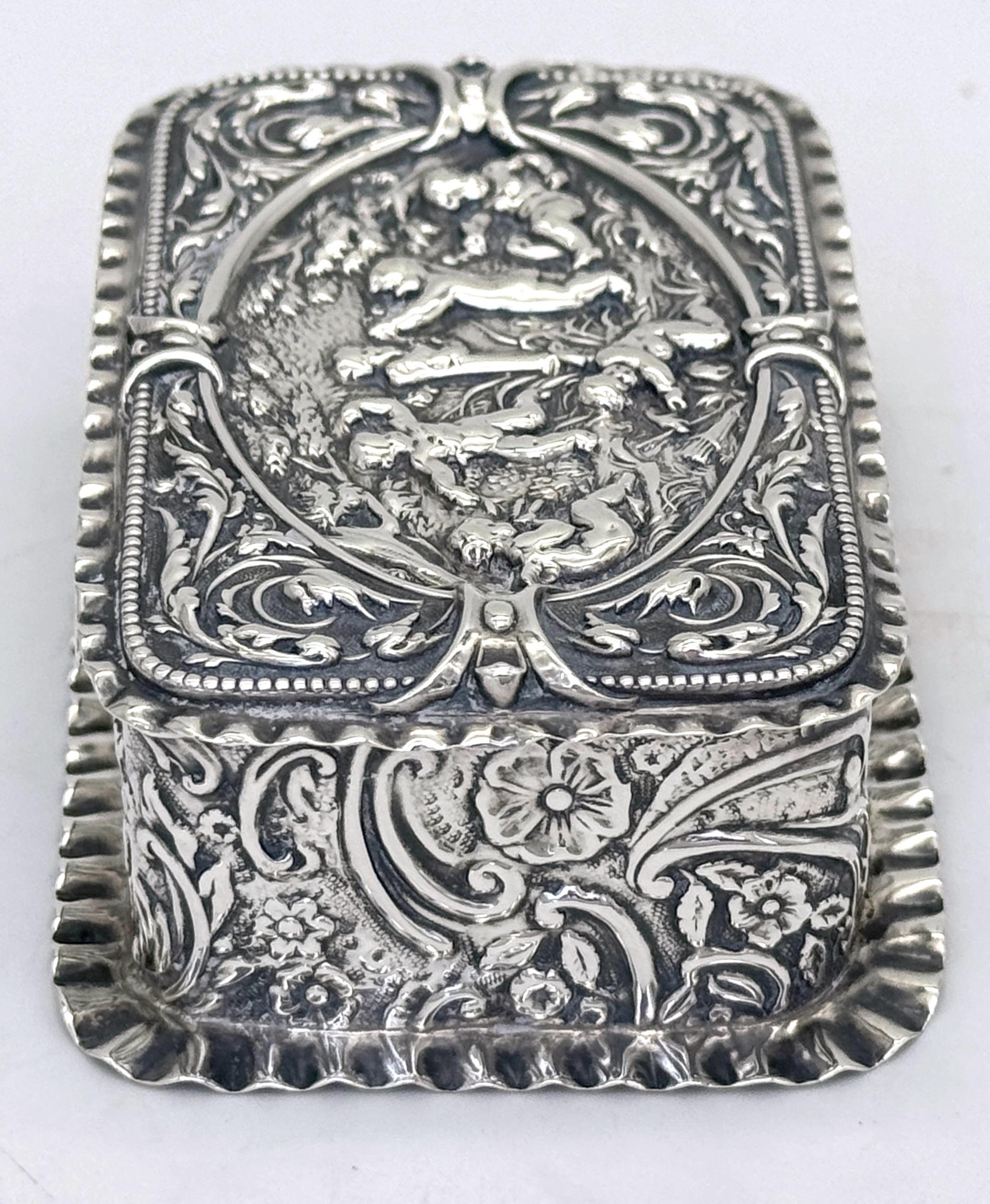 Caja de baratijas victoriana de plata esterlina repoussé Escena de jardín Putti, Londres, 1886 Plata esterlina en venta
