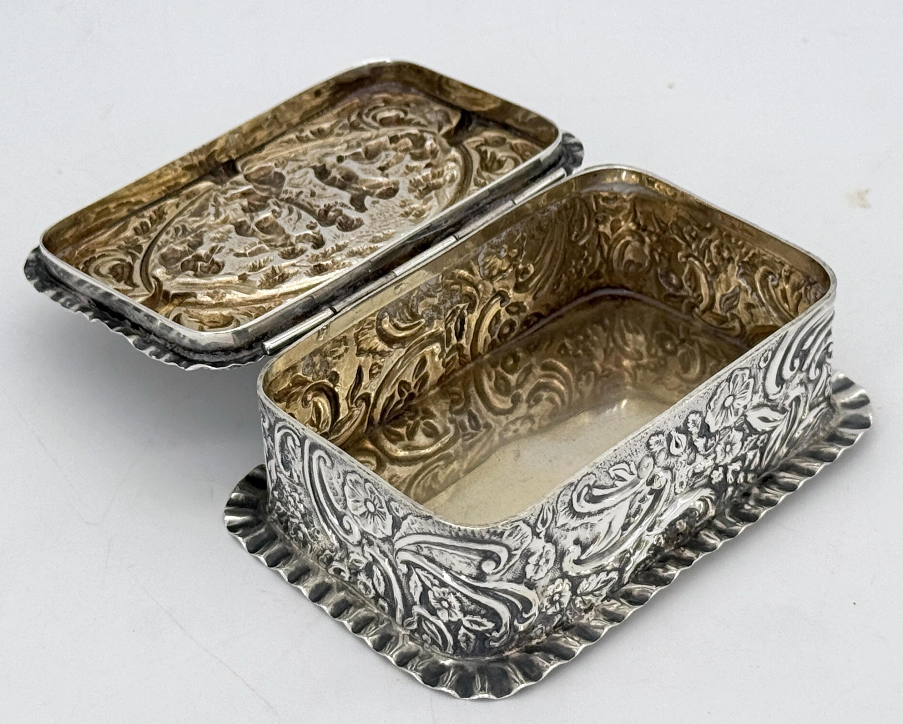 Caja de baratijas victoriana de plata esterlina repoussé Escena de jardín Putti, Londres, 1886 en venta 1