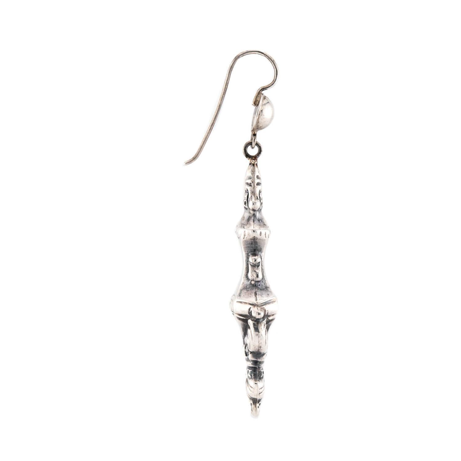 ¡Un fabuloso par de pendientes de urna de la época victoriana (ca1880s)! Fabricados en plata de ley, cada pendiente tiene un tamaño considerable y se asemeja a una urna ornamentada. Las urnas, muy decoradas, presentan un bonito diseño repoussé y