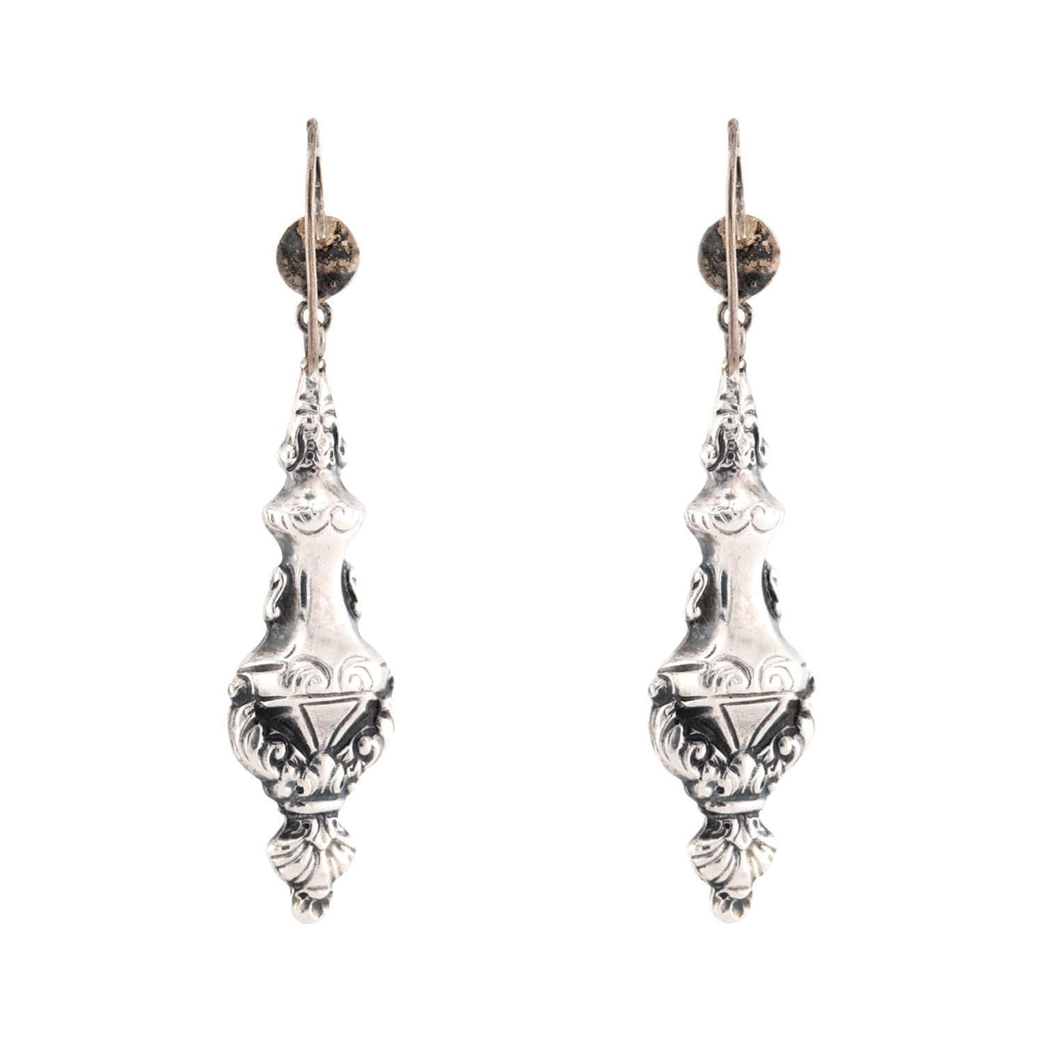 Pendientes Victorianos de Urna de Plata de Ley Repoussé en Bueno estado para la venta en Narberth, PA