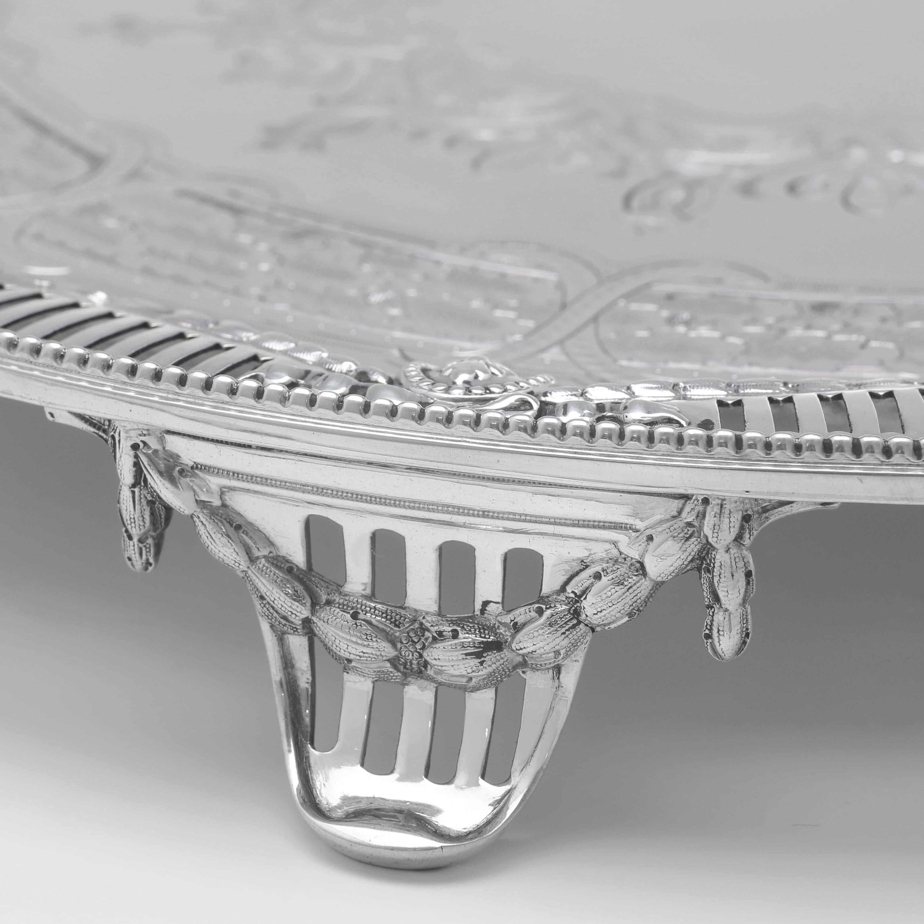 Salvilla victoriana de plata de ley fabricada en Londres en 1868 por Martin & Hall Inglés en venta