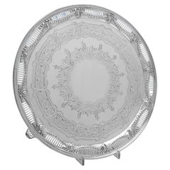 Salverino vittoriano in argento sterling realizzato a Londra nel 1868 da Martin & Hall