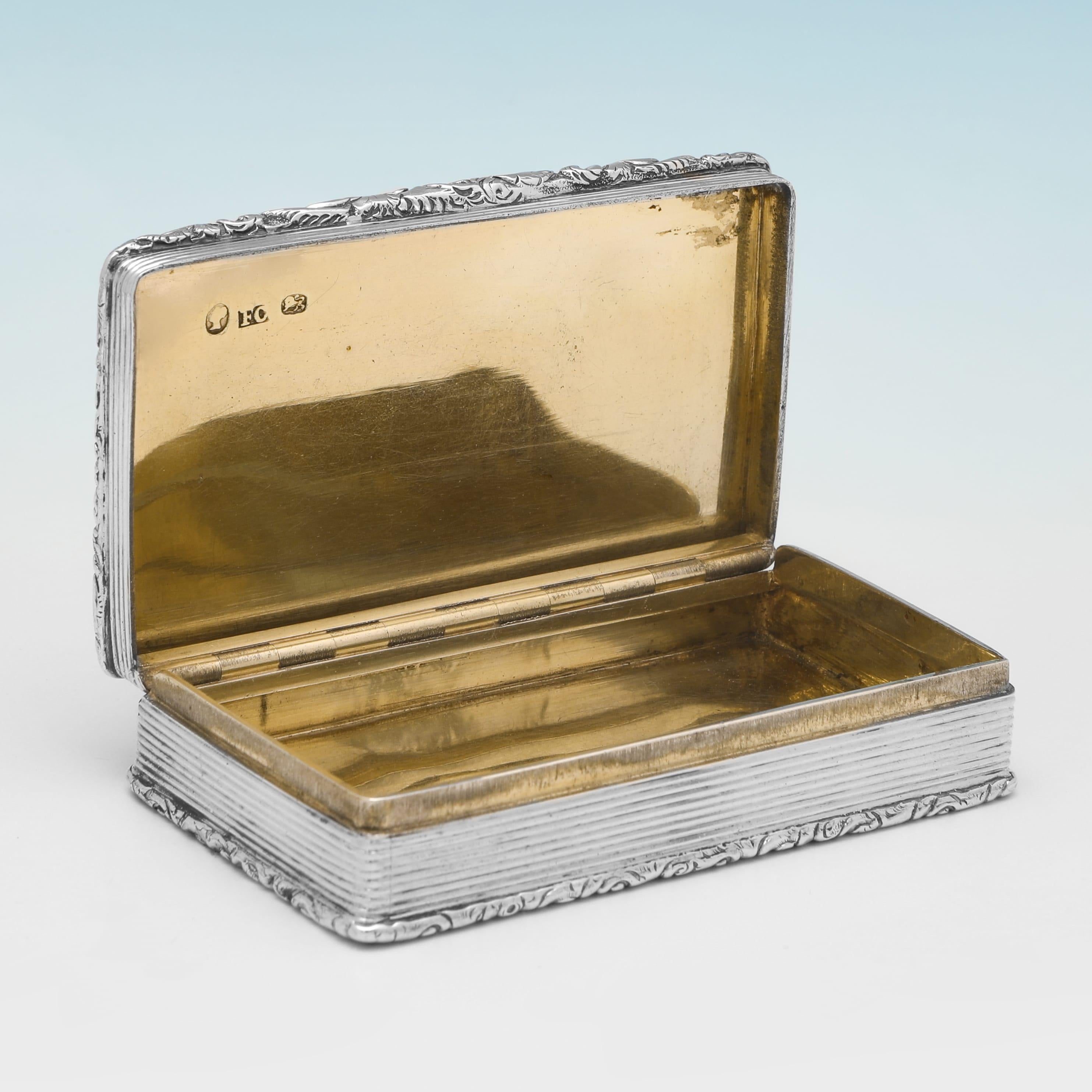 Con marchio a Birmingham nel 1843 da Francis Clark, questa graziosa tabacchiera vittoriana in argento massiccio presenta un bordo ornato, decorazioni a motore tornite e un interno dorato. La tabacchiera misura 0,75