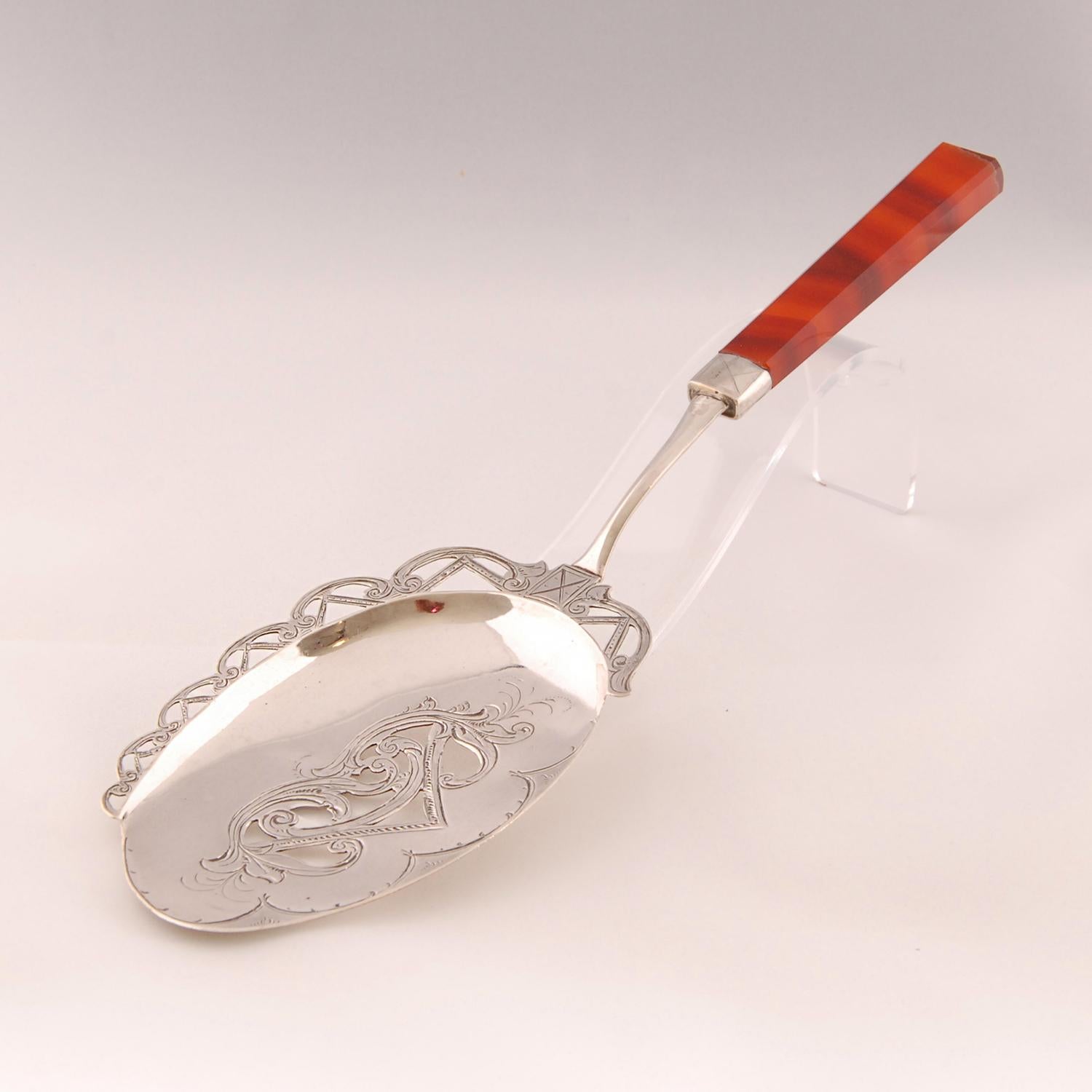 Antique Dutch sterling silver cake server
Made of silver and carneool agate
Engraved with typical Victorian - Biedermeier pattern
Origin The Netherlands
Hallmarked : on the back ( see pictures)
Condition:good
Width 10.2in - 26cm
Depth 1.4in -