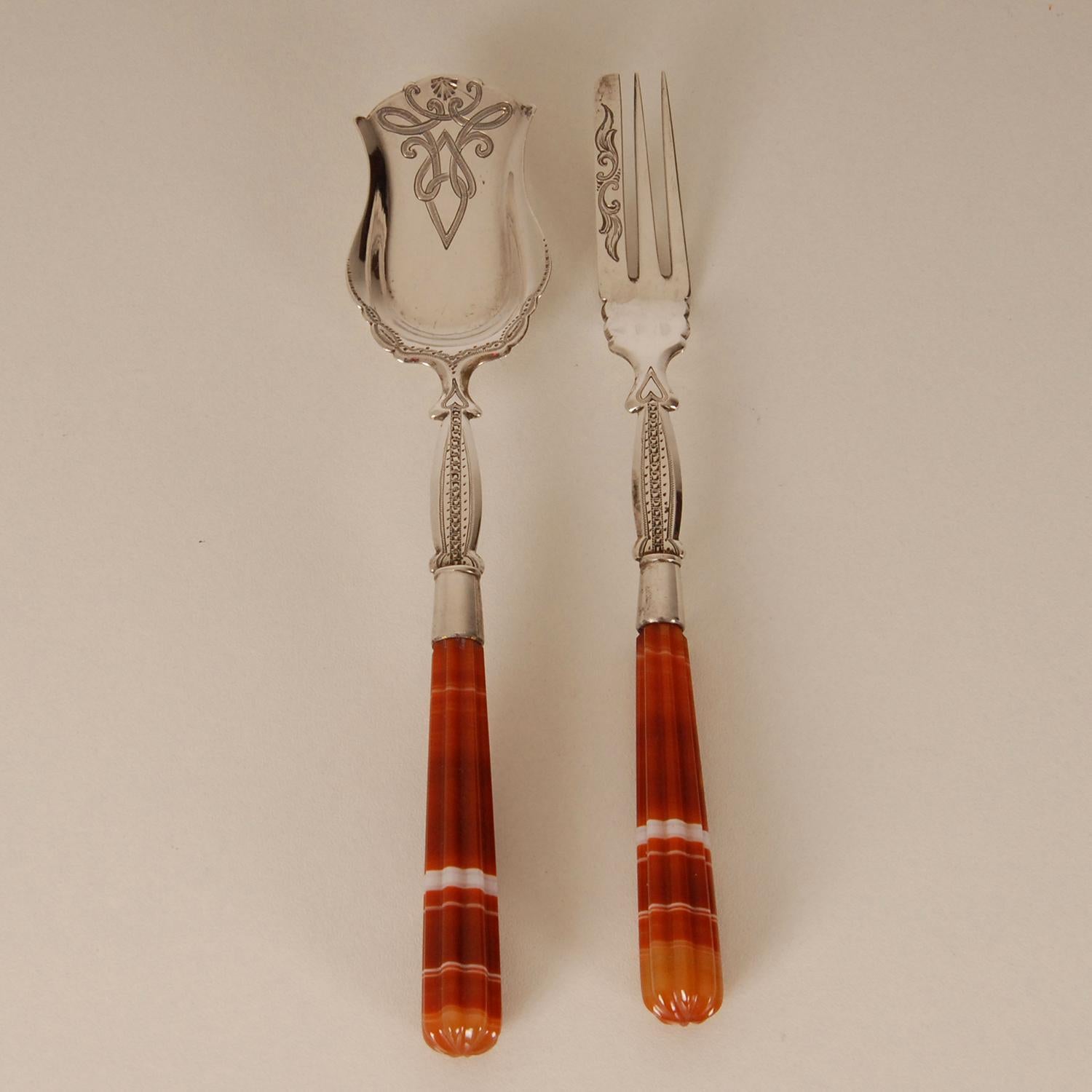 Antique sterling silver & Agate serving set.
Fabulous floral engravings on the fork and spoon.
Handles made of ribbed agate
Condition good.
Fully hallmarked.
Year letter 1899
Silver has a long history. In addition to utensils, they are also