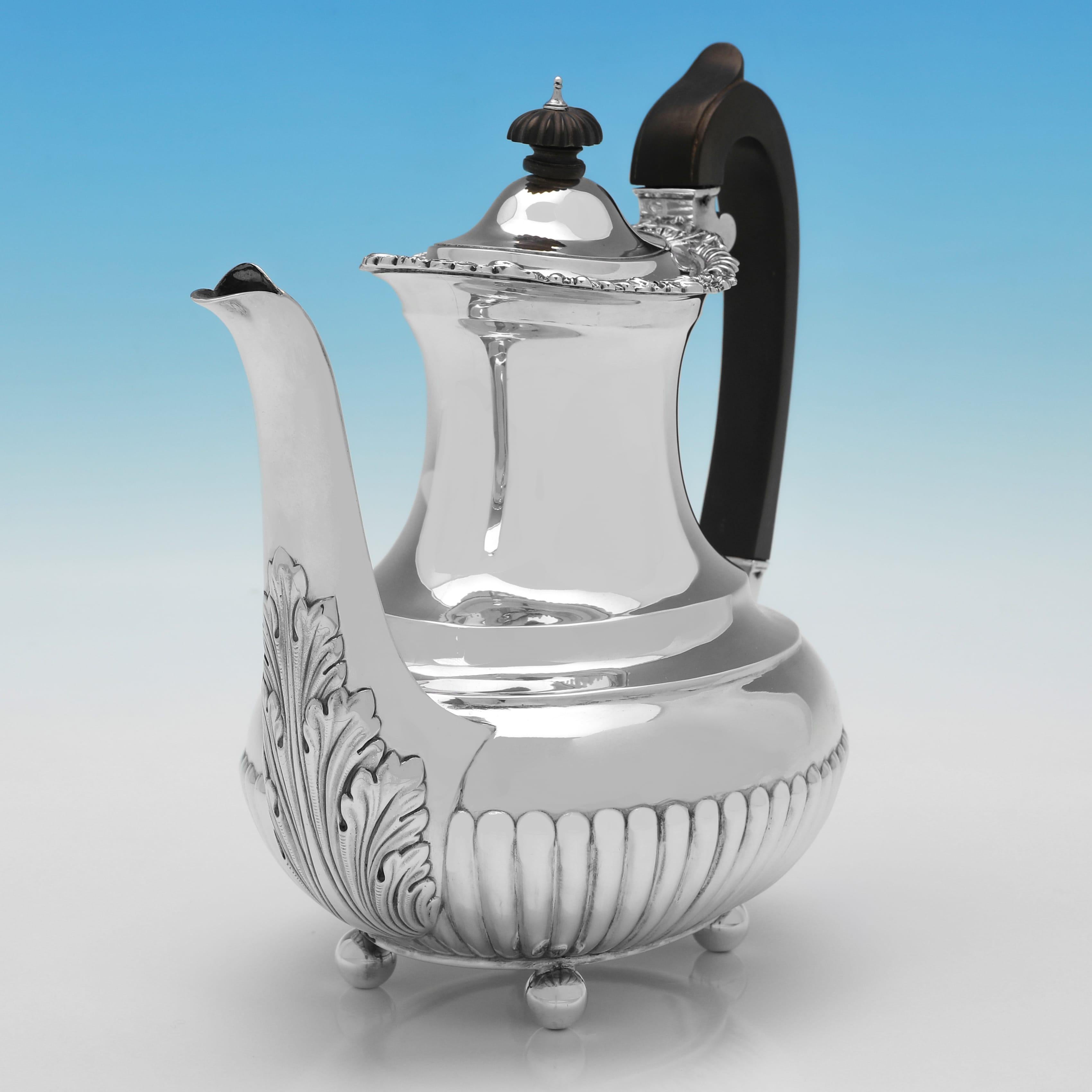 Vittoriano Servizio da tè e caffè vittoriano in argento sterling di Barnards realizzato a Londra nel 1896 in vendita