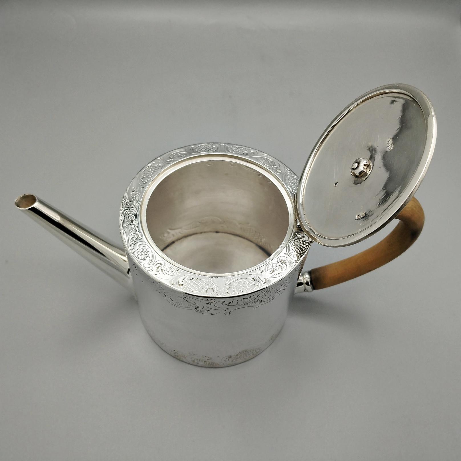 Théière victorienne en argent sterling avec manche en bois en vente 2