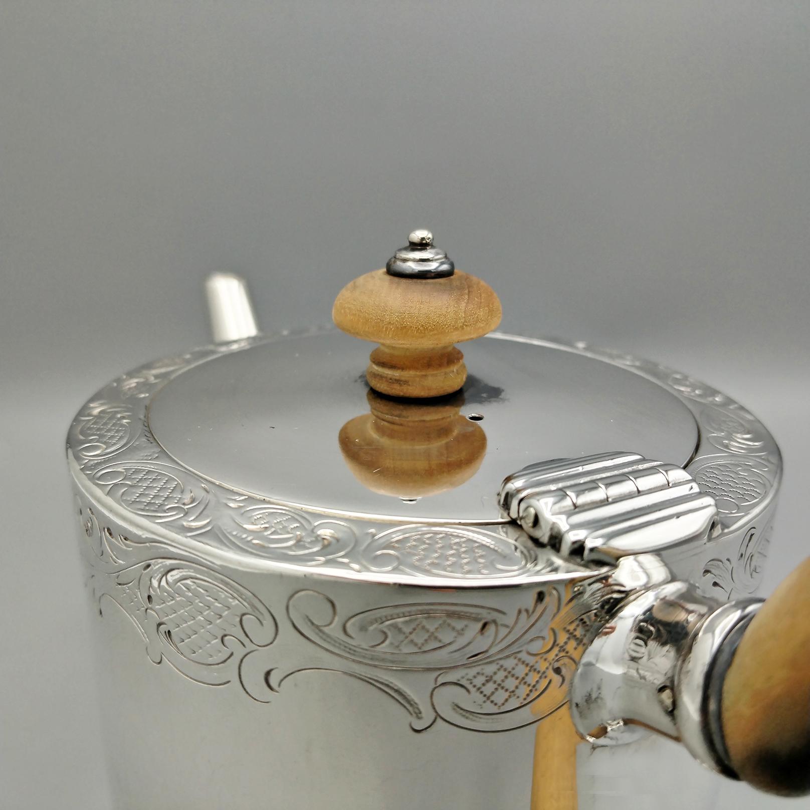 Théière victorienne en argent sterling avec manche en bois en vente 4