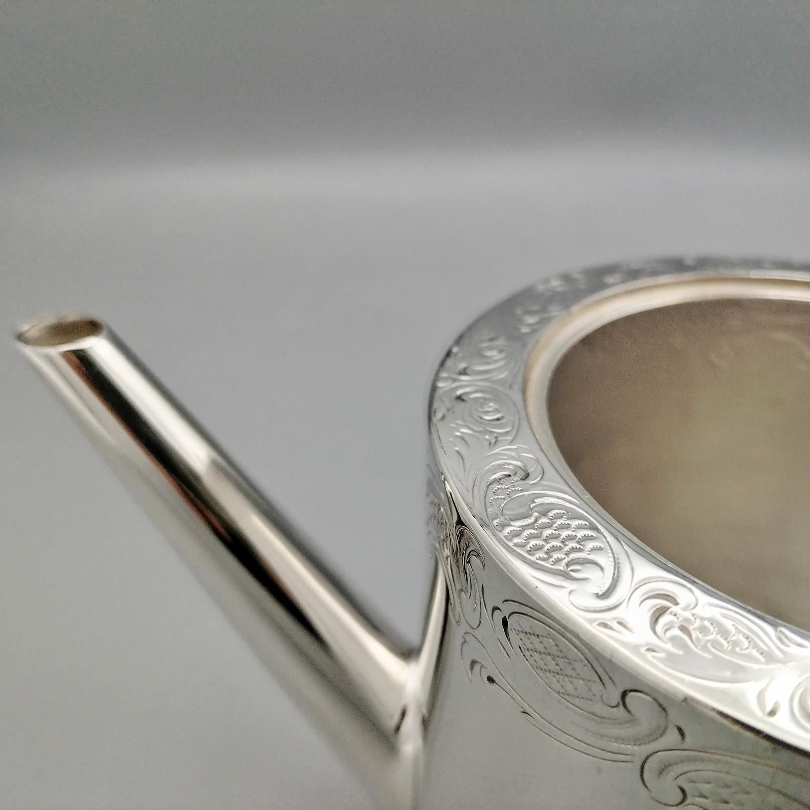 Théière victorienne en argent sterling avec manche en bois en vente 5