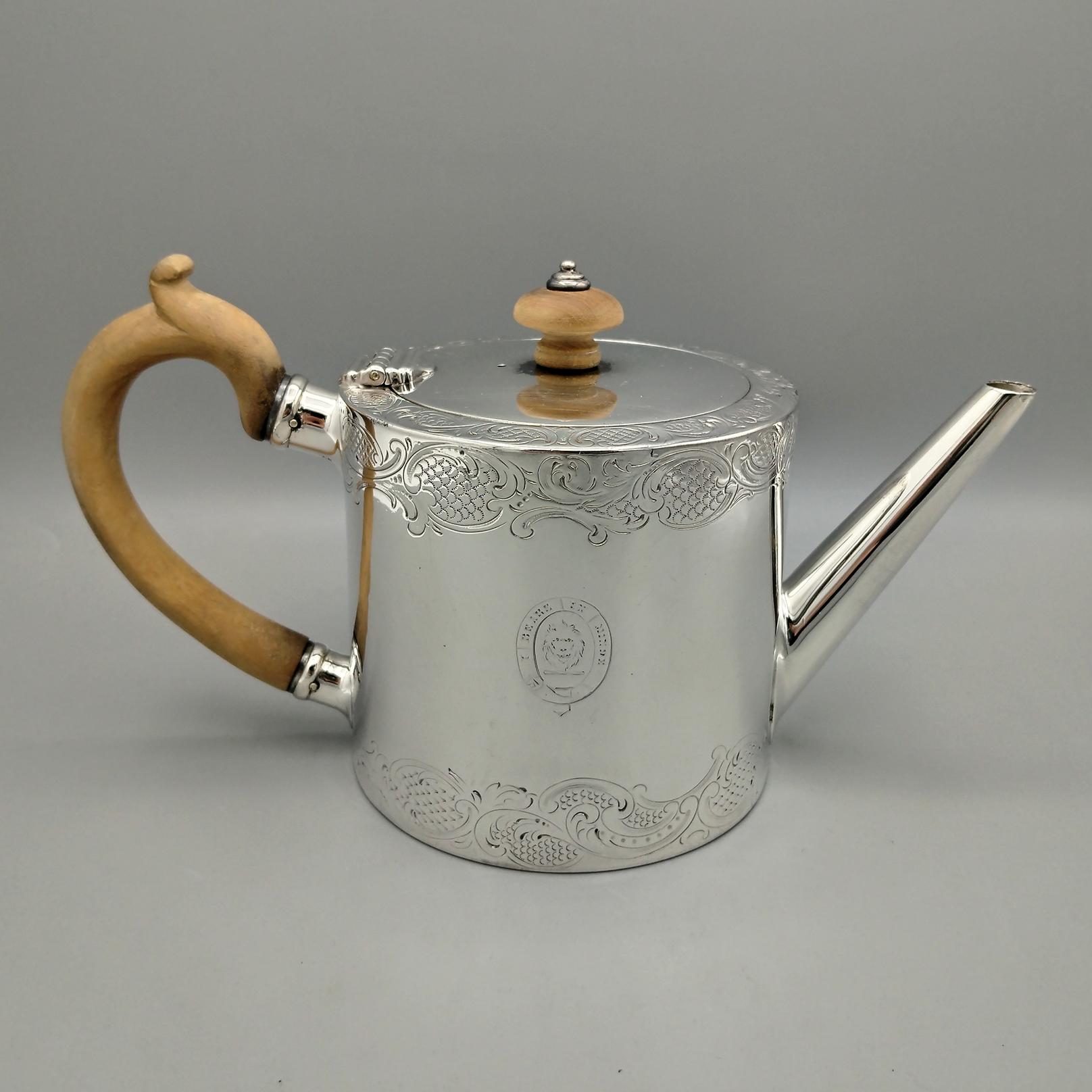 Théière victorienne en argent sterling avec poignée en bois.
Théière en argent sterling de l'époque victorienne, très élégante et élégante, avec un corps rond et droit très simple, un bec effilé droit, une poignée en bois en forme de volute.
Le