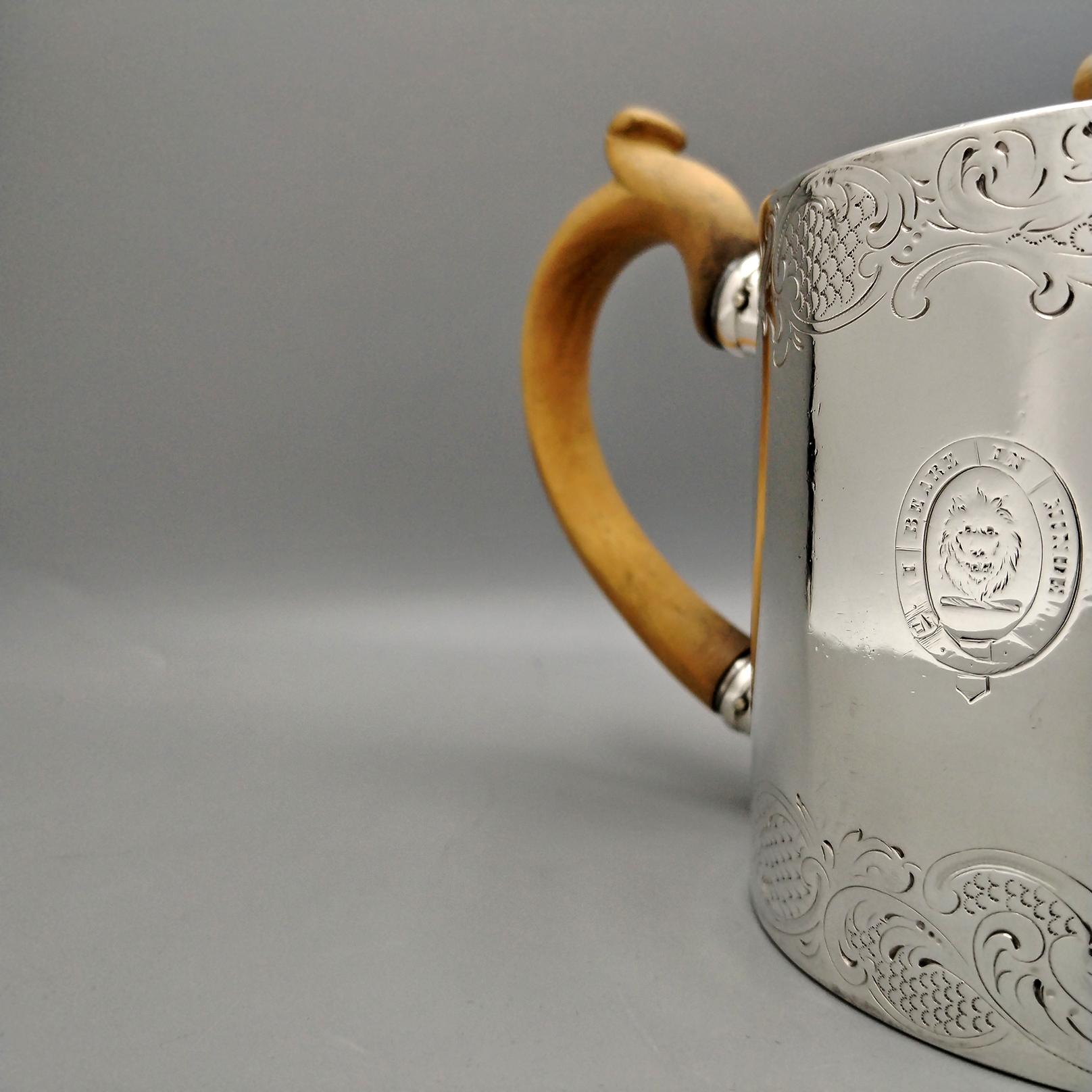 Autre Théière victorienne en argent sterling avec manche en bois en vente