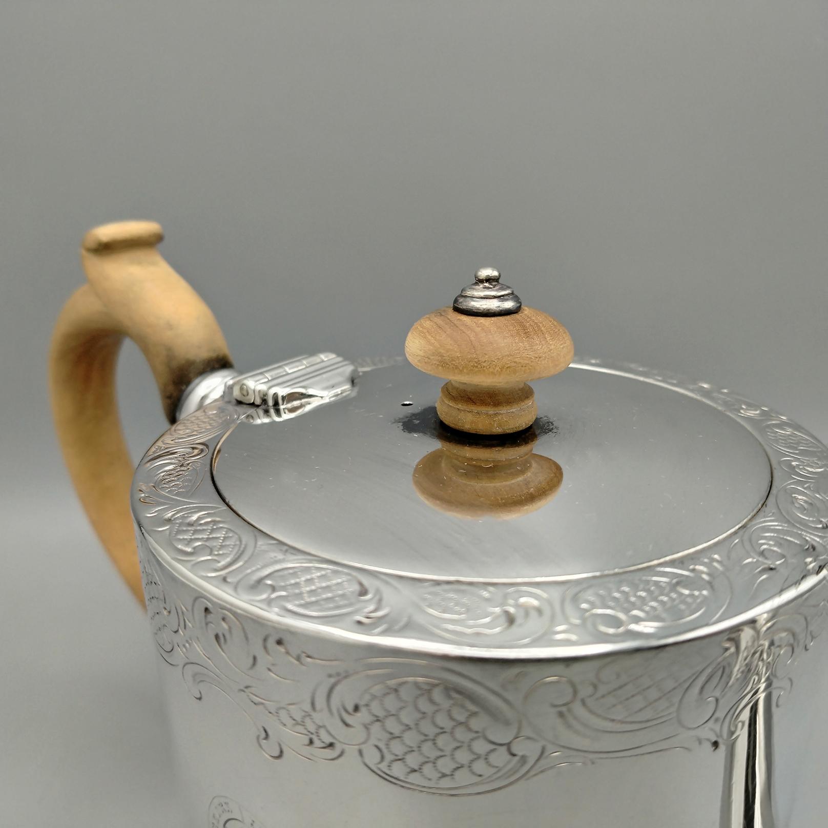 English Théière victorienne en argent sterling avec manche en bois en vente