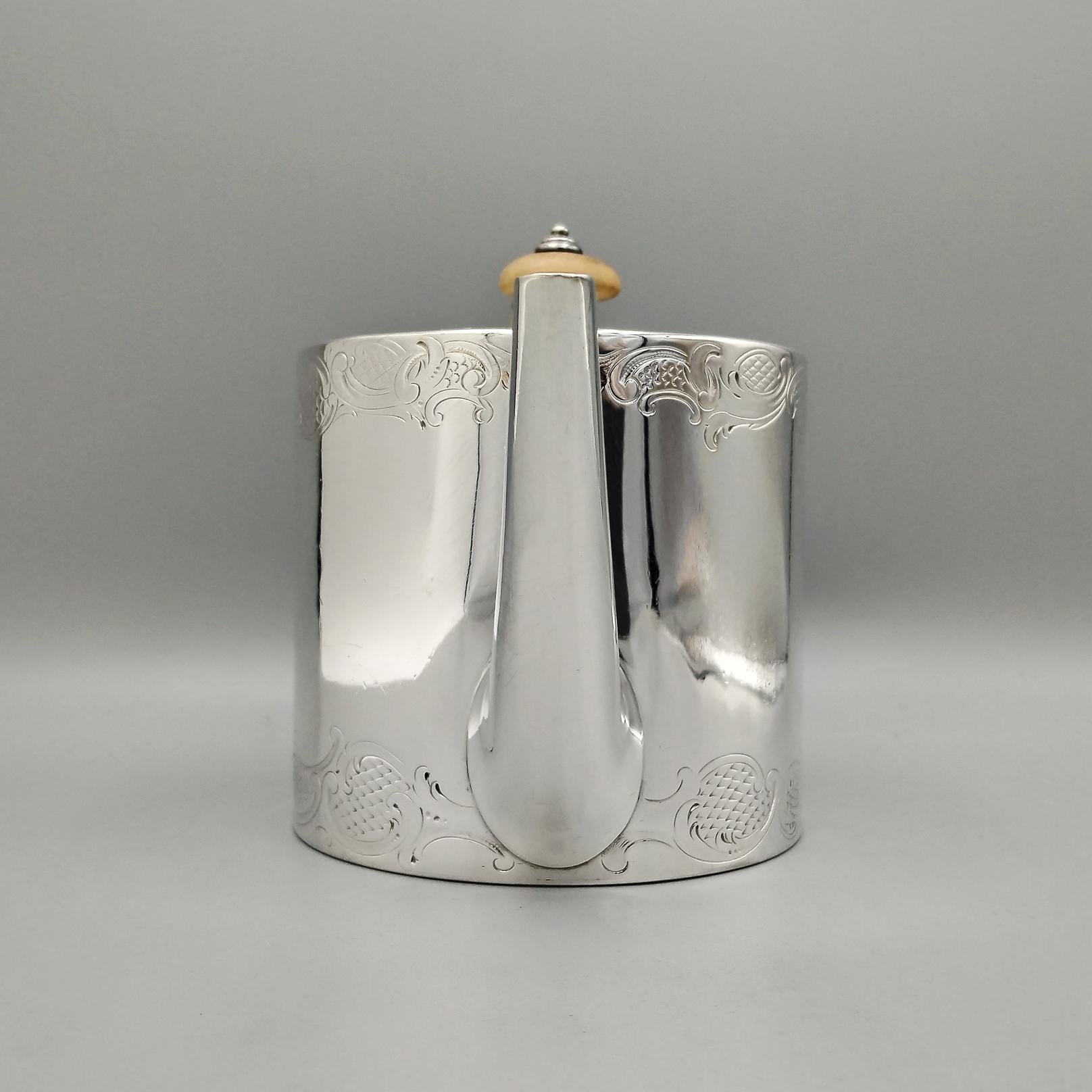 Fait main Théière victorienne en argent sterling avec manche en bois en vente