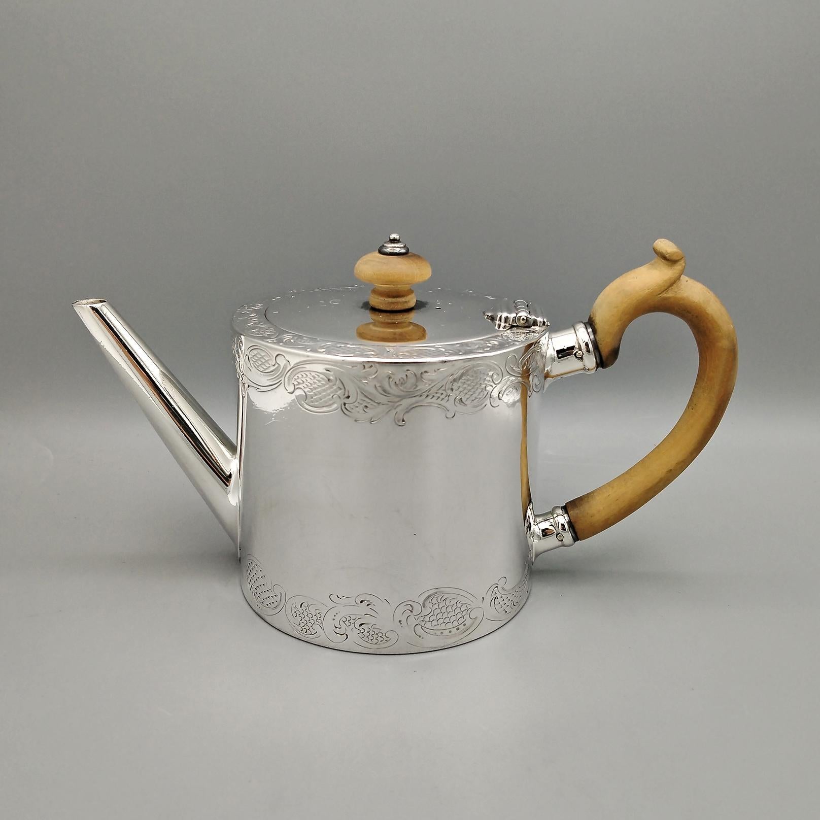 Théière victorienne en argent sterling avec manche en bois Excellent état - En vente à VALENZA, IT