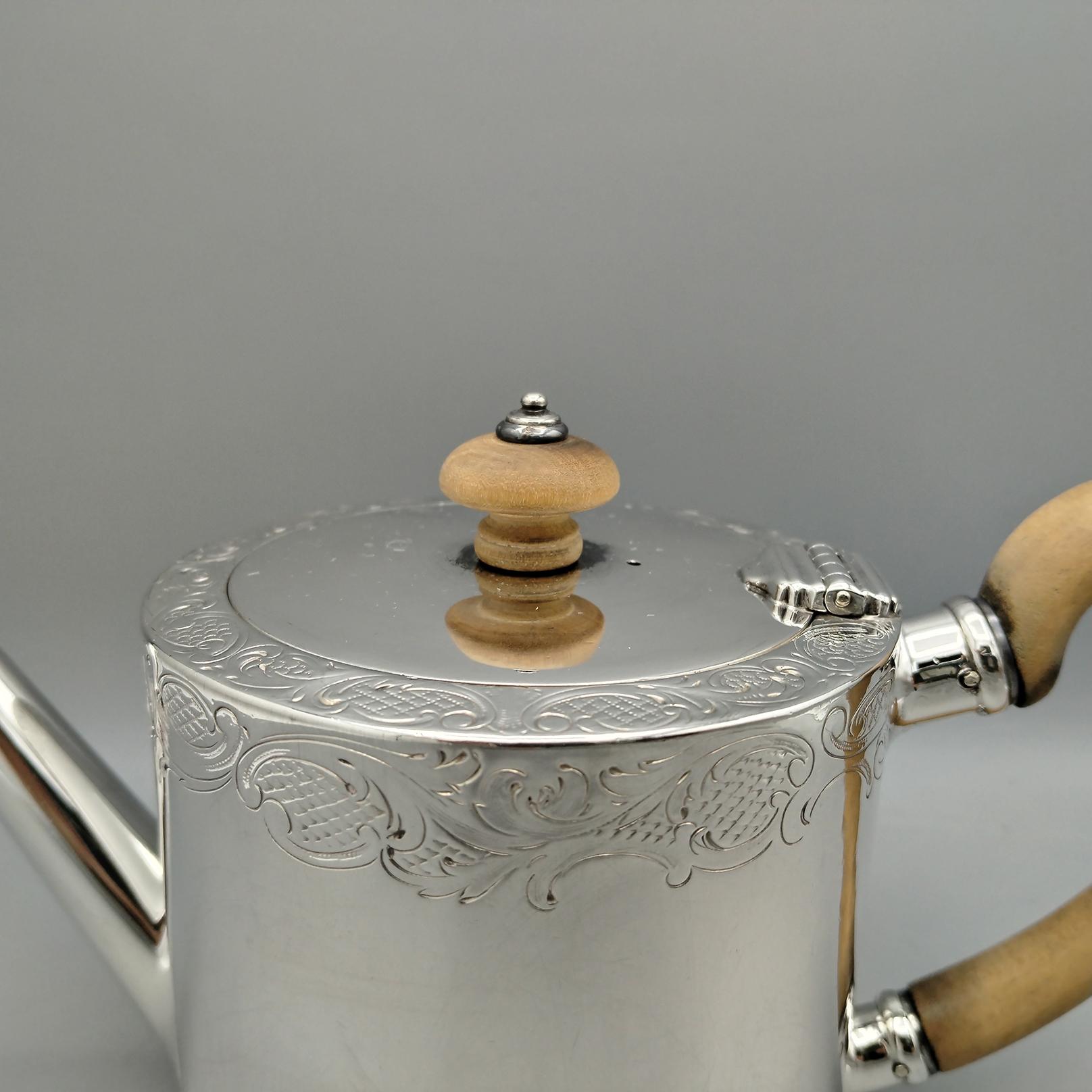 Mid-19th Century Théière victorienne en argent sterling avec manche en bois en vente