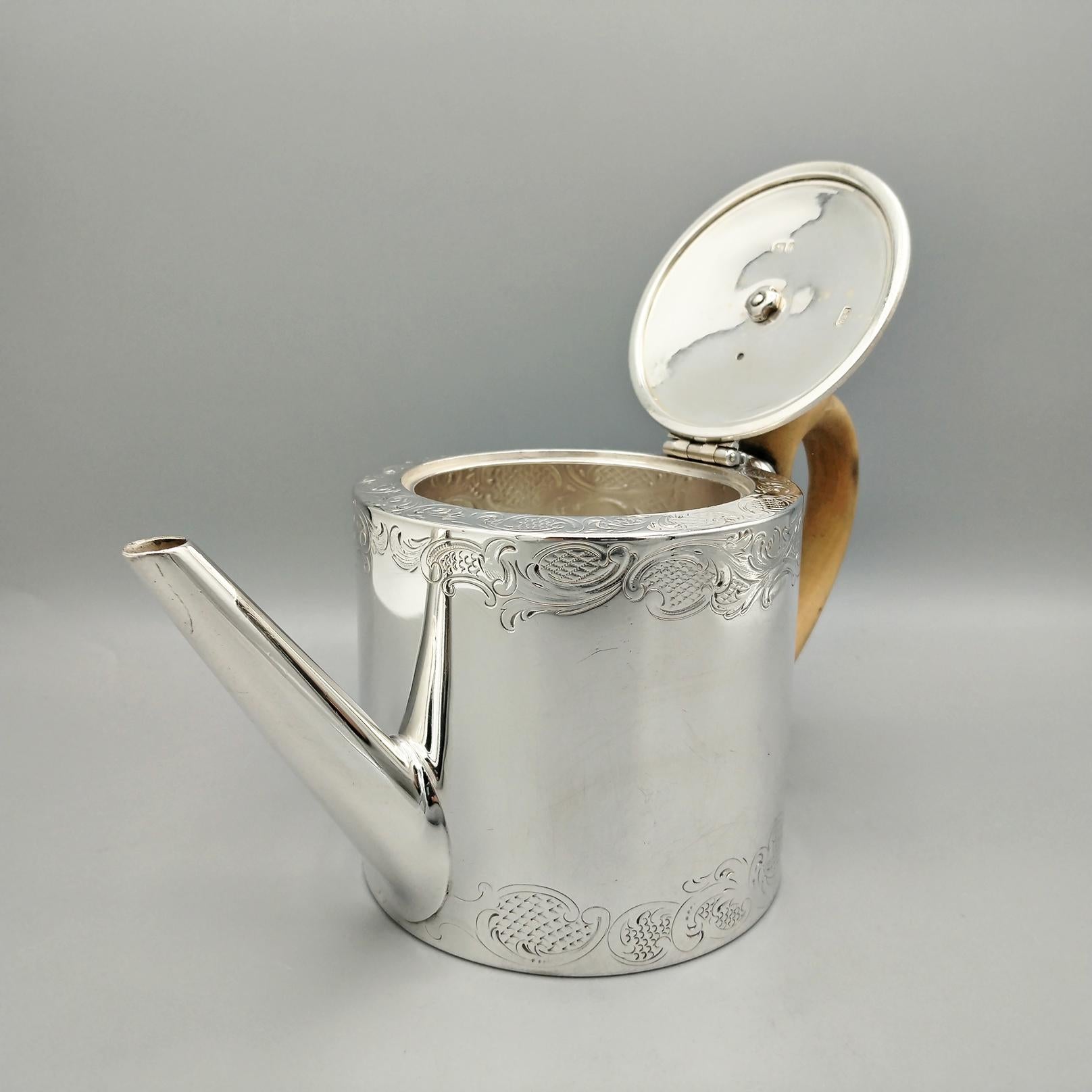 Argent sterling Théière victorienne en argent sterling avec manche en bois en vente