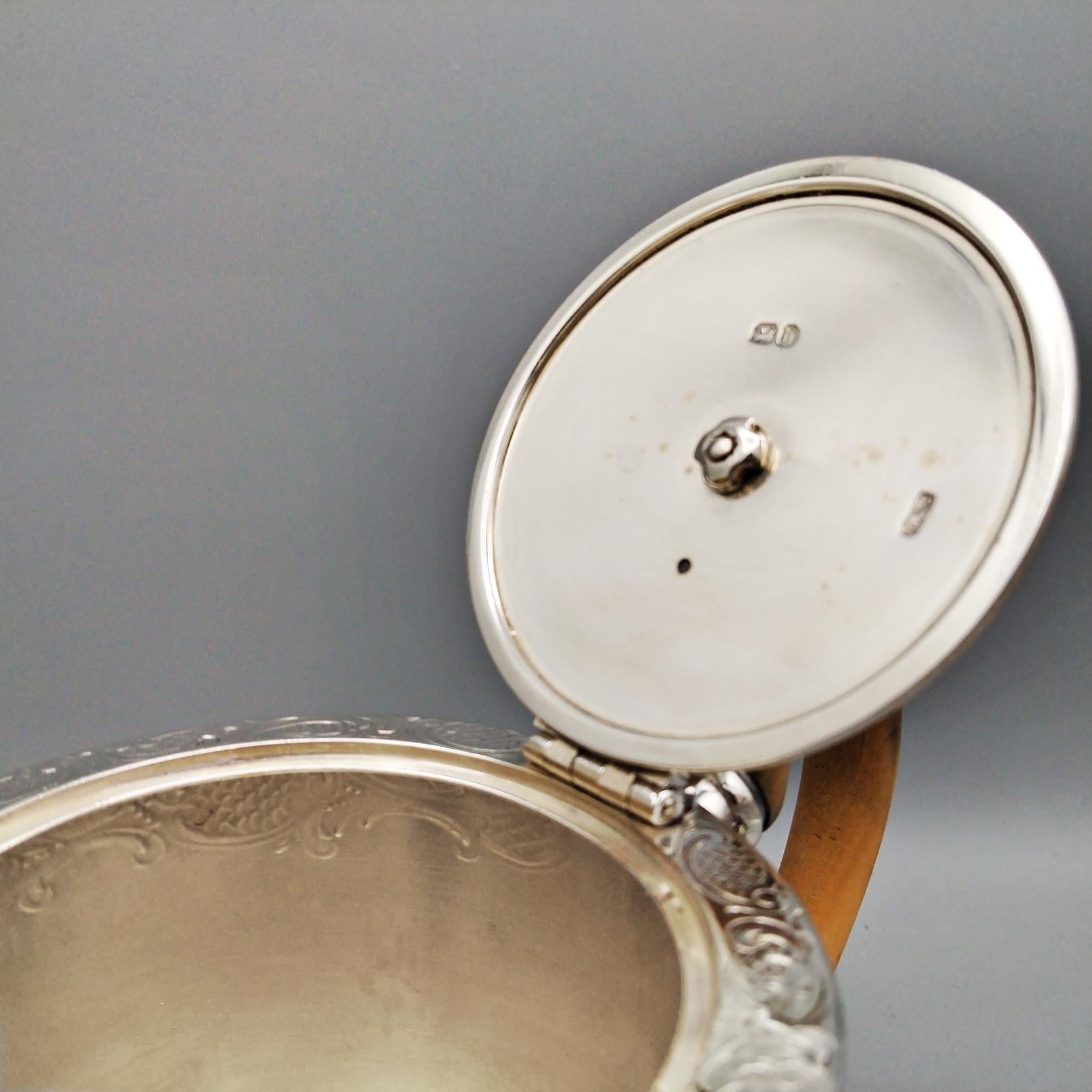 Théière victorienne en argent sterling avec manche en bois en vente 1