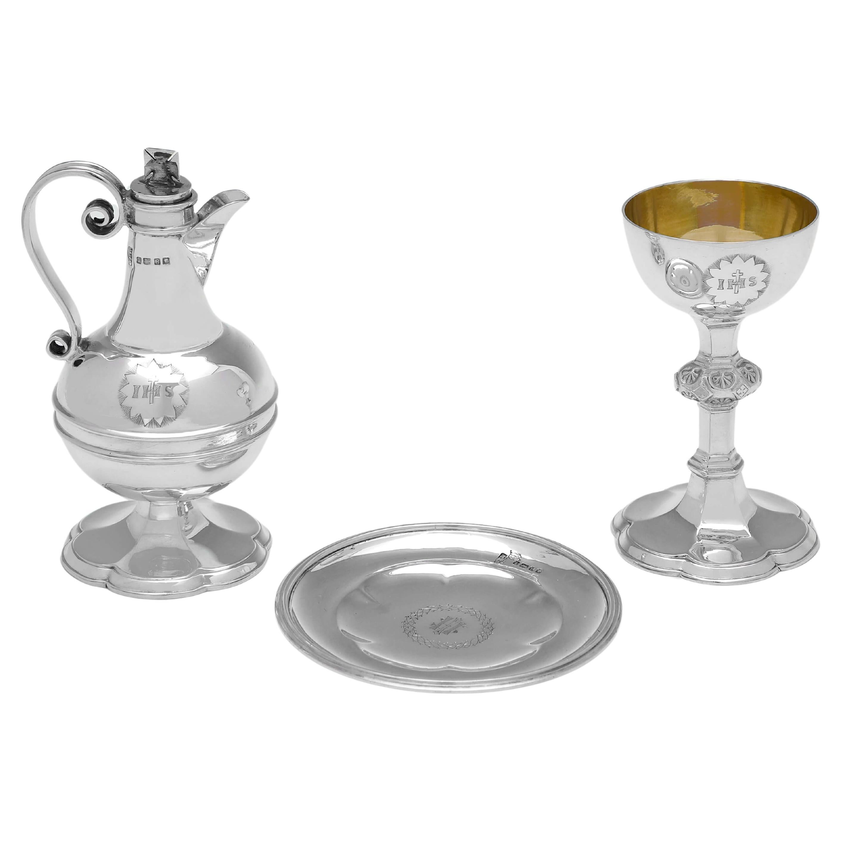Marchiato a Sheffield nel 1882 da John Edward Bingham (Walker & Hall), questo bel set da comunione da viaggio in argento antico, di epoca vittoriana, è composto da tre pezzi ed è presentato nella sua scatola originale. La patena misura 3,25