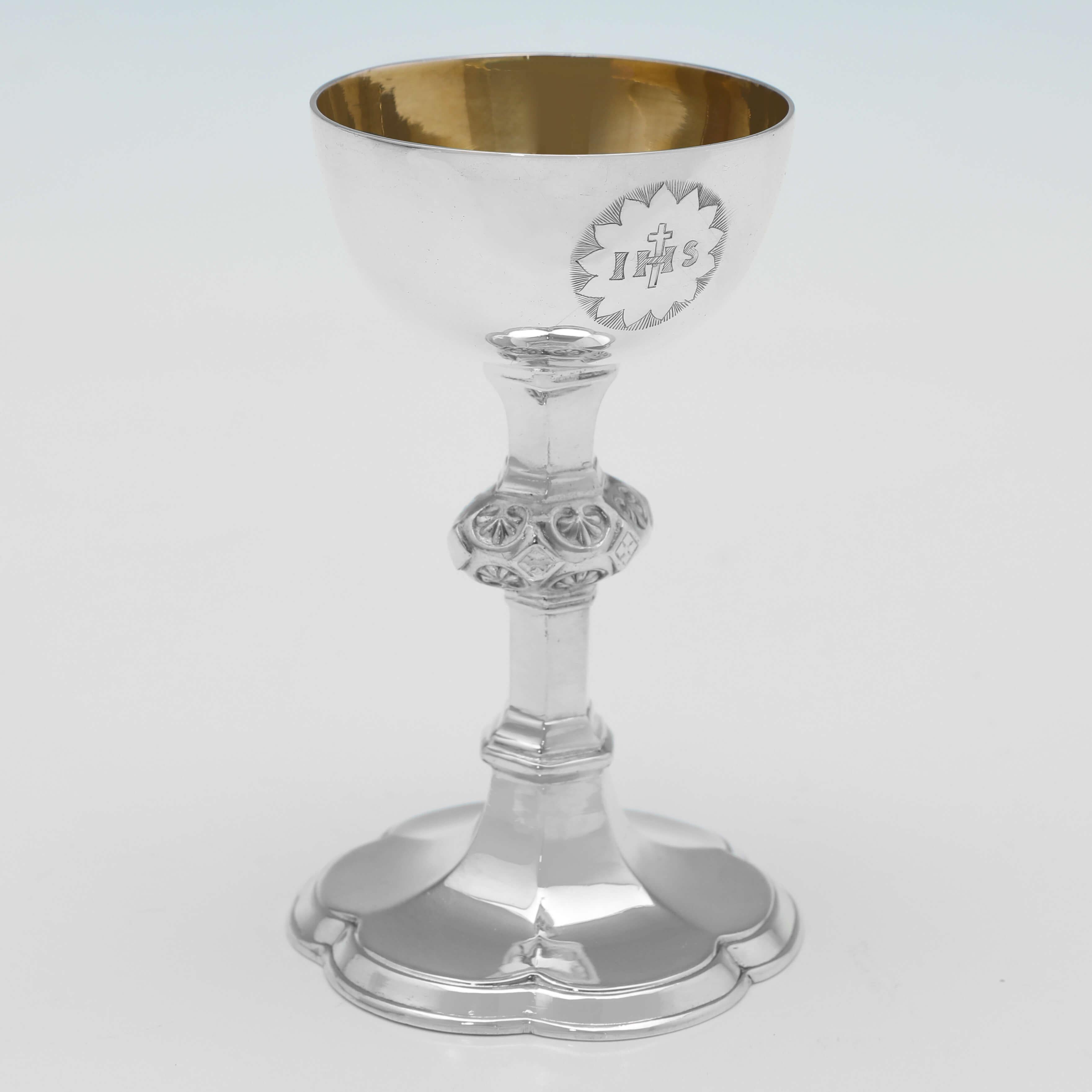 Victorian Sterling Silver Travelling Communion Set - Walker & Hall 1882 In Good Condition For Sale In London, London