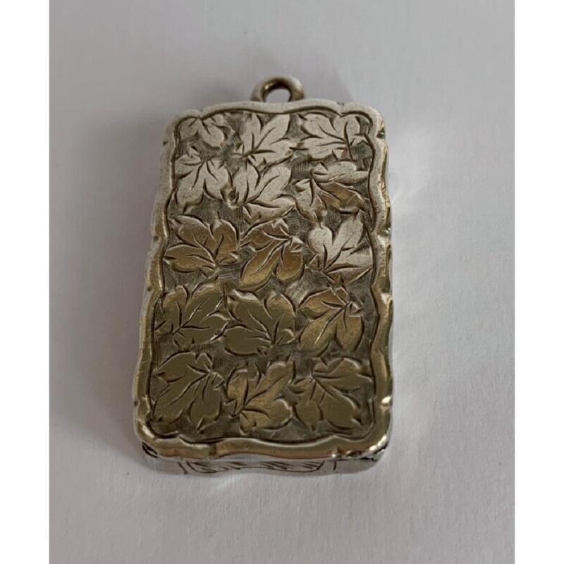In good vintage condition, this has a loop so can be worn as a pendant.
A lovely foliate pierced decorated panel opens up. A vinaigrette is a small filigree container used to hold a perfume-soaked sponge or piece of cotton. Vinaigrette jewellery was