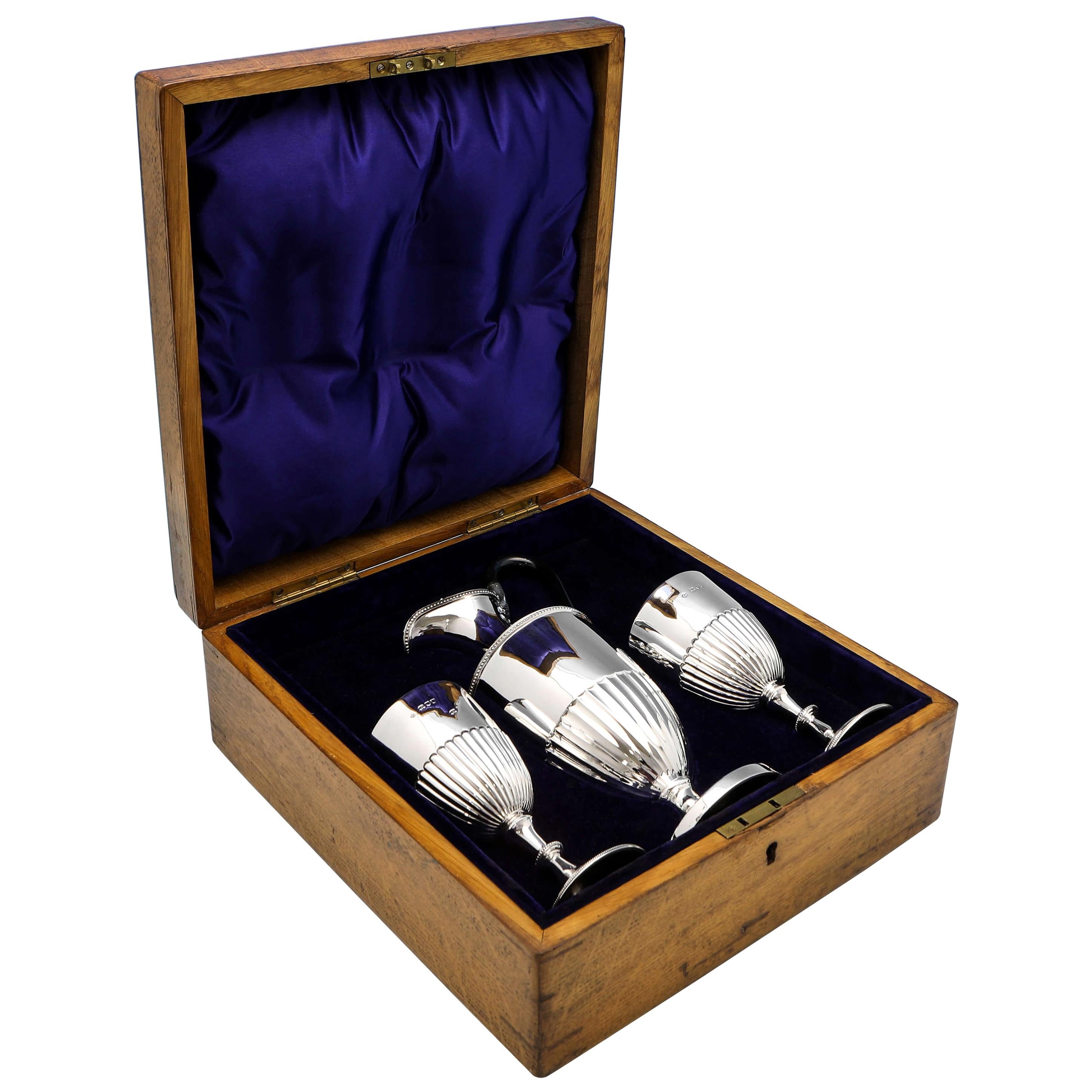Aiguière à vin et paire de gobelets victoriennes en argent sterling dans leur boîte d'origine de 1895