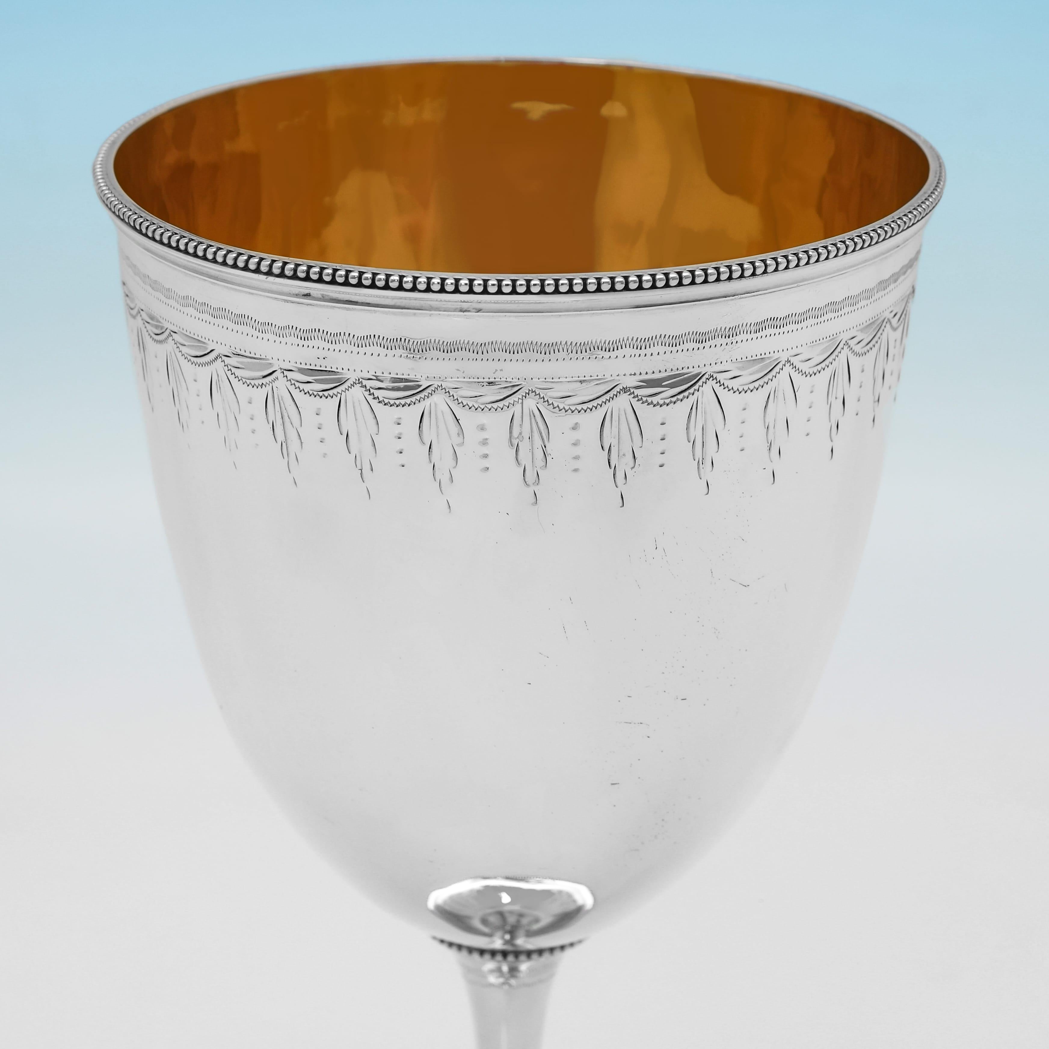 Poinçonné à Londres en 1862, cet élégant gobelet ancien en argent sterling de l'époque victorienne présente une décoration gravée sur le corps et le pied, des bordures en perles et un intérieur doré. Le gobelet mesure 19 cm de haut, 9,5 cm de