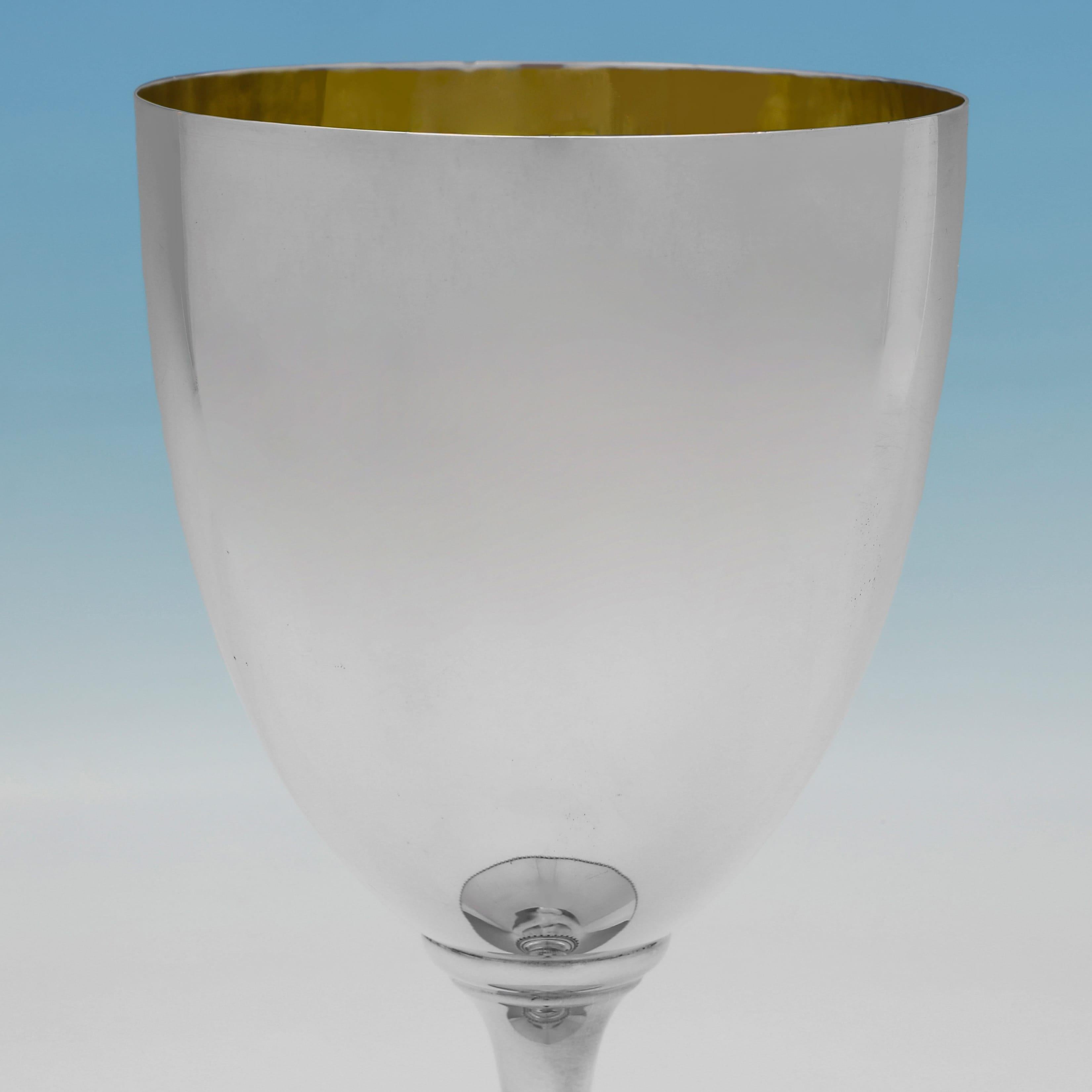Dieser stilvolle, viktorianische Kelch aus antikem Sterlingsilber wurde 1899 in London von Henry Frazer gepunzt. Er ist schlicht gehalten, hat einen Perlenrand und ist innen vergoldet. Der Kelch ist 21 cm (8,25