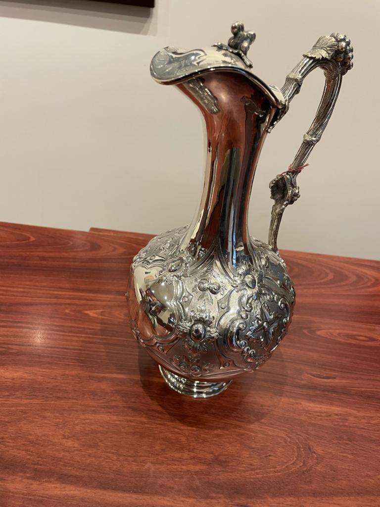 Victorian Sterling Silver Wine Jug, hallmarked Chester 1865-66. Weight: 972gr. In Excellent Condition For Sale In MELBOURNE, AU
