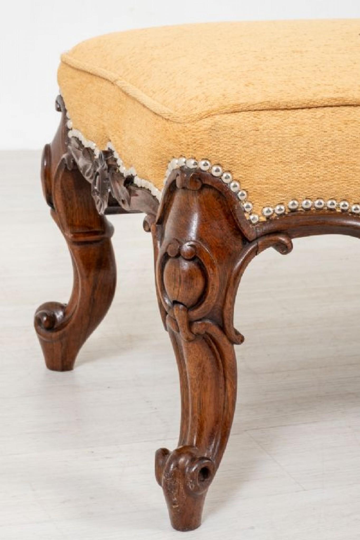 Tabouret victorien en bois de rose.
1860 CIRCA
Il repose sur des pieds cabrioles, avec des orteils et des genoux sculptés, et présente des rouleaux de la mer.
La frise du tabouret est ornée de moulures façonnées et sculptées et d'un cartouche