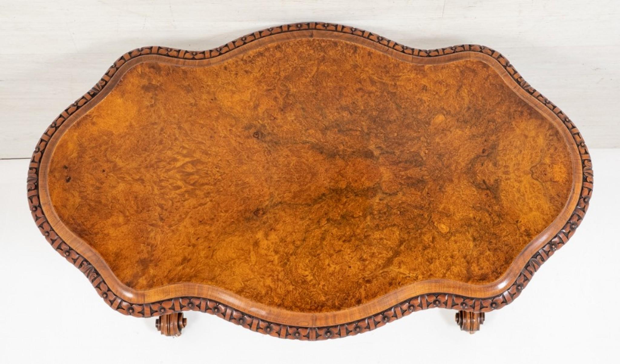 Victorien Table d'appoint victorienne, Table d'appoint ancienne en noyer 1860 en vente