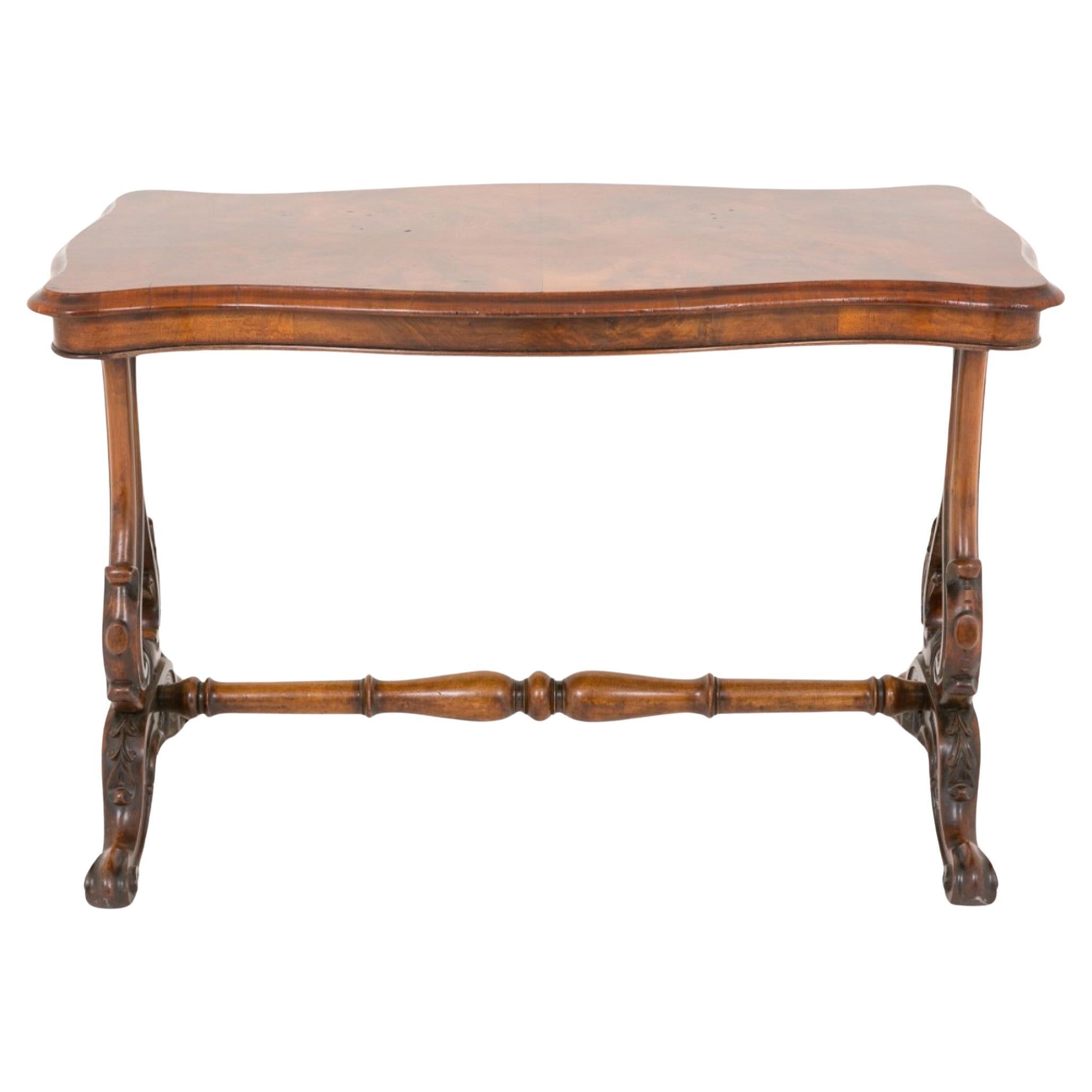 Tables d'appoint victoriennes en ronce de noyer 1860