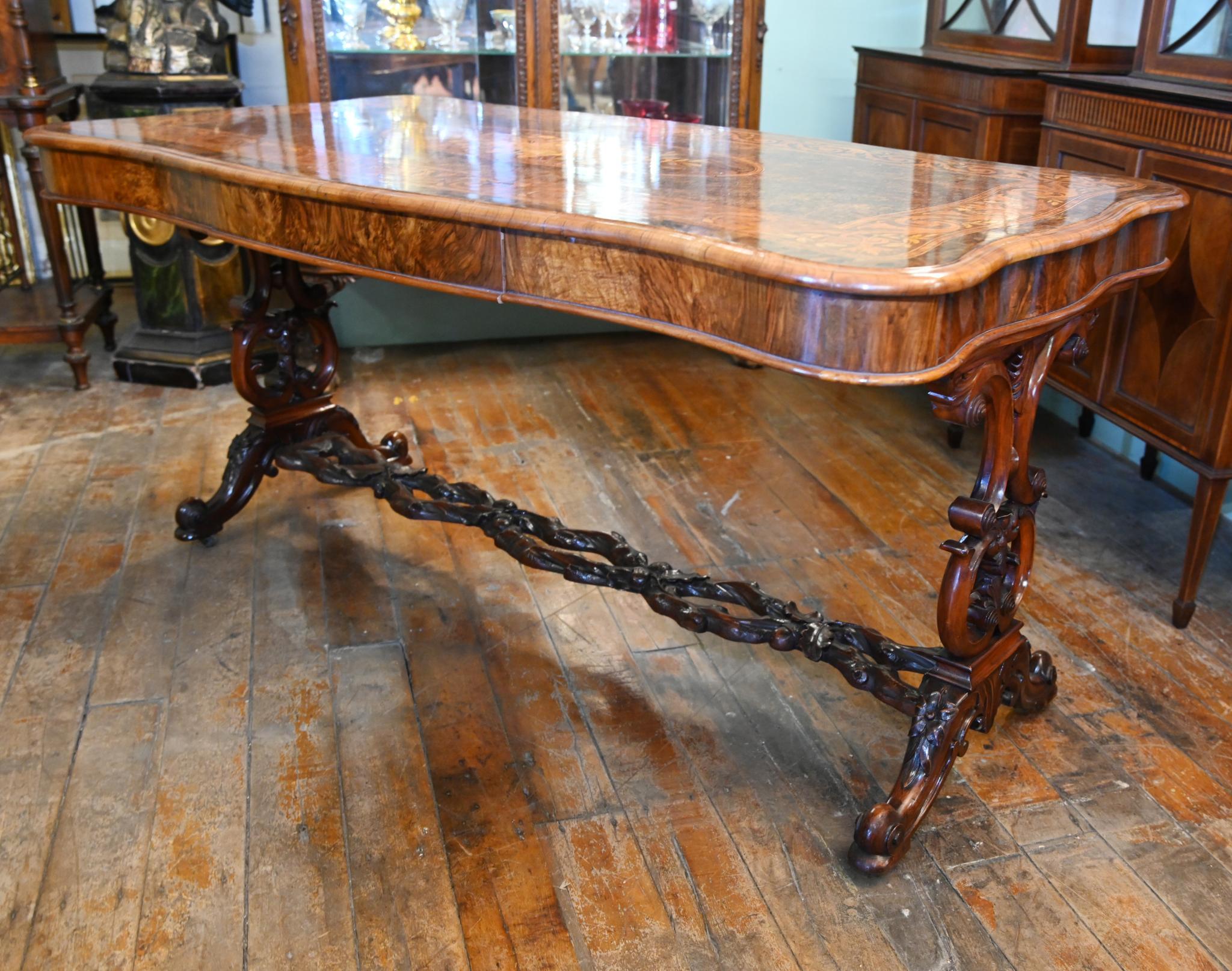 Viktorianischer Stretcher-Tisch aus Nussbaumholz mit Intarsien, 1860 im Zustand „Gut“ im Angebot in Potters Bar, GB