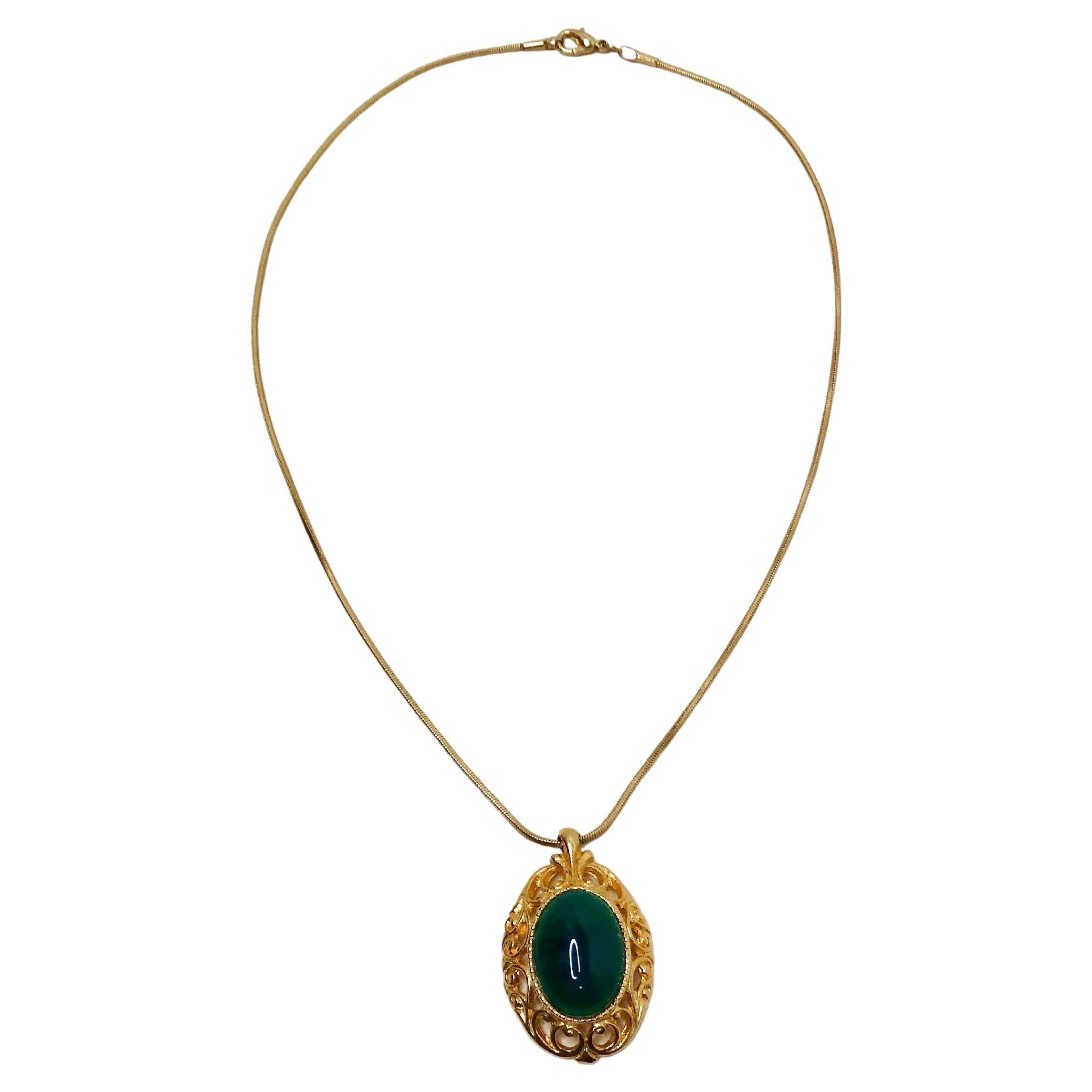 Questa splendida collana in stile vittoriano placcata in oro 18k con ciondolo di pietra verde scuro è una testimonianza di eleganza e raffinatezza senza tempo. L'intricata ornamentazione in stile vittoriano che adorna il ciondolo, abbinata alla